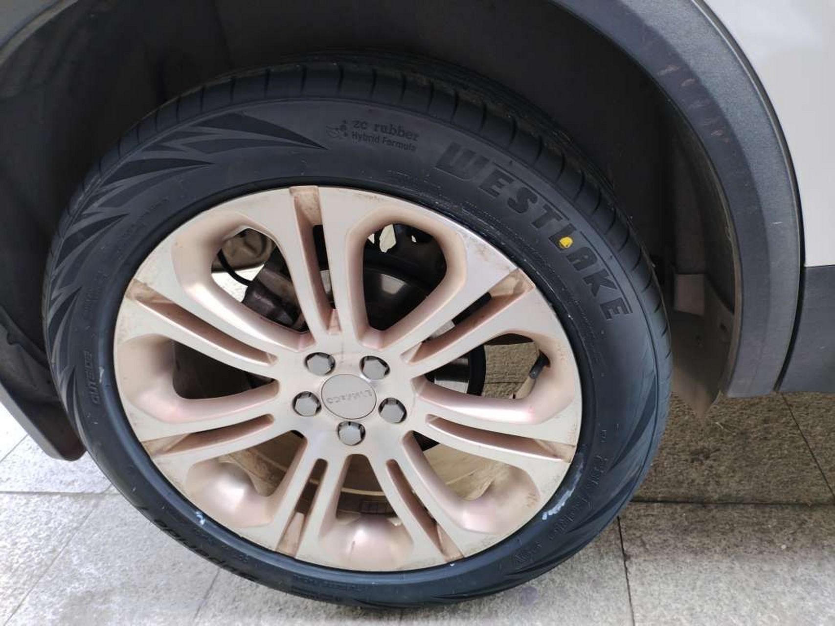 领克车主更换更静音的高端轮胎西湖一号