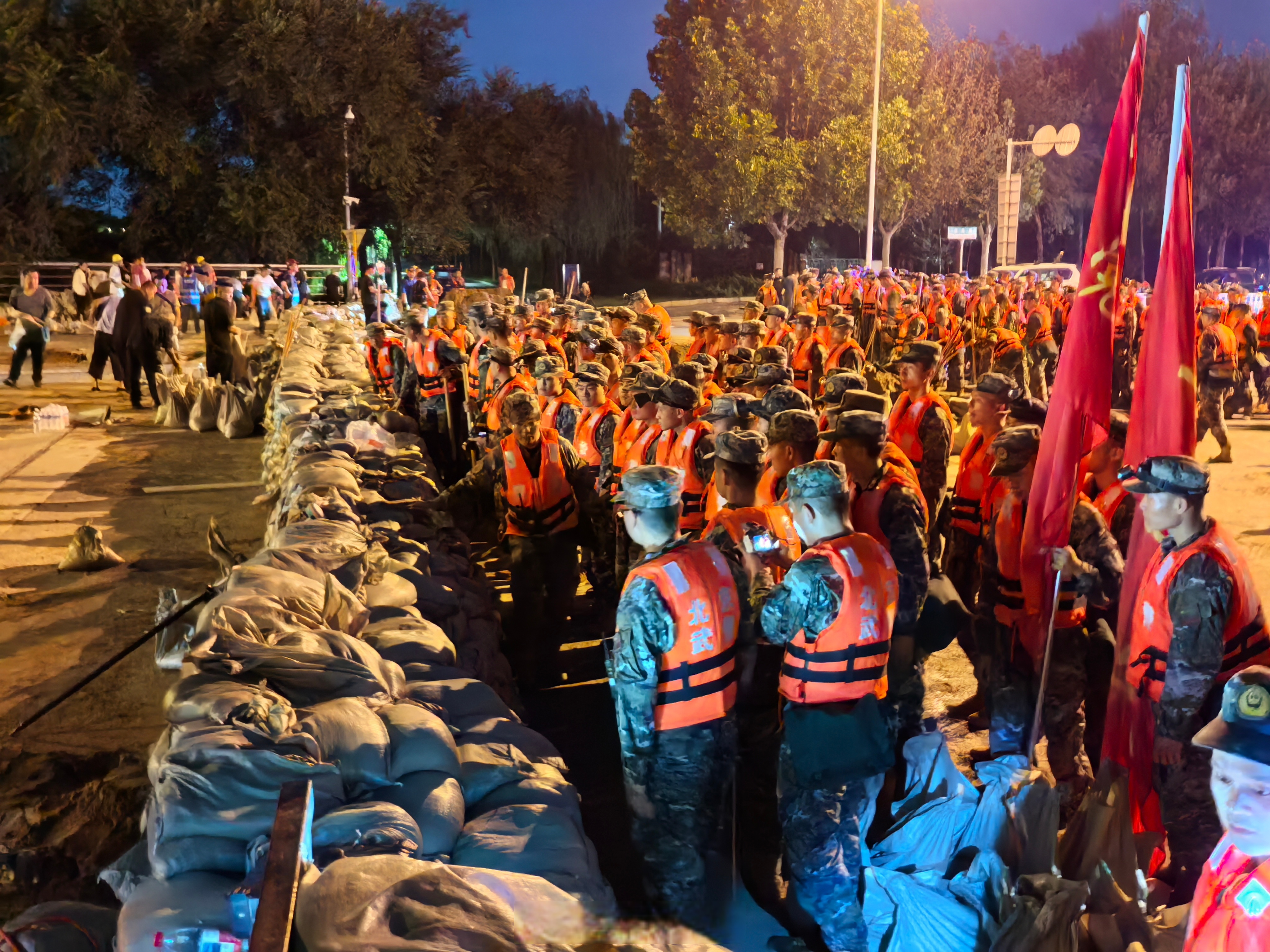 【加固堤坝北京发布暴雨红色预警子弟兵在行动】北京市发布暴雨红色