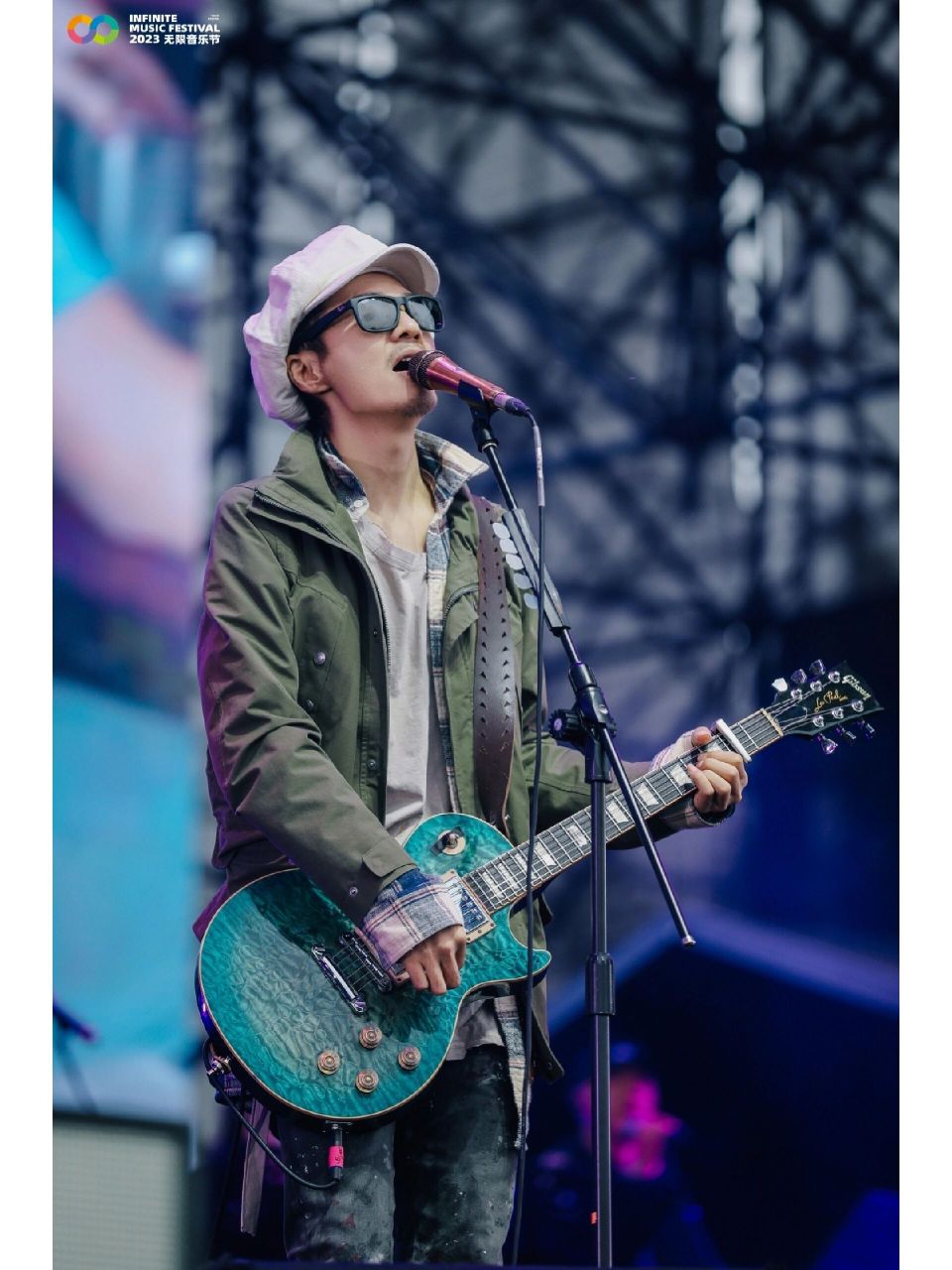 朴树现场,大爱      把一切献给现在 他的音乐/歌词和他一样有故事/有