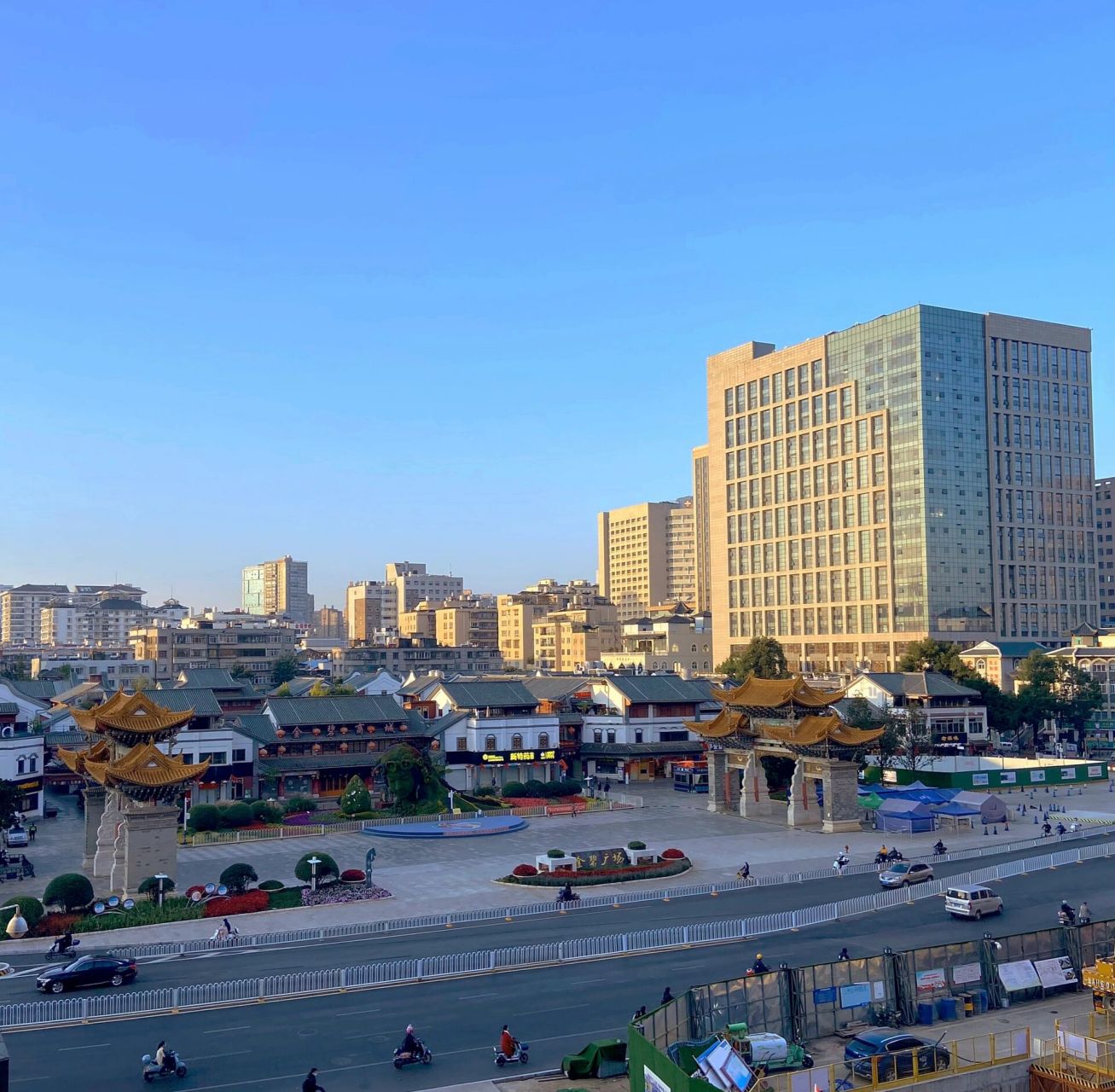 摄影|昆明街景 p1:摄于金碧辉煌大厦.7:00 am in kunming.