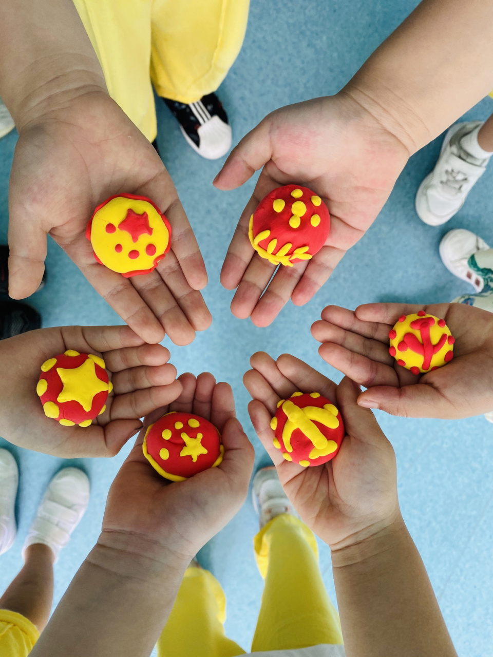 幼儿园手工82童心向党‖徽章diy 幼儿园手工: 92红色和07黄色的