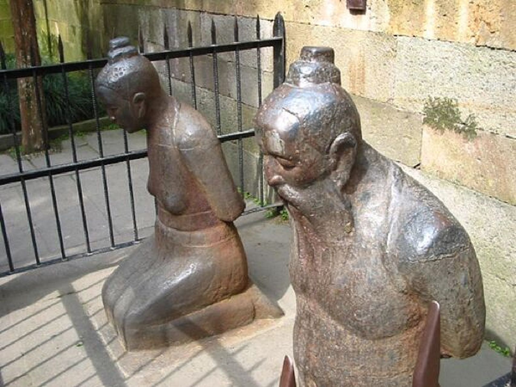 满江红后,电影院门口摆放秦桧跪像,踢几脚 昨晚看的满江红,是为了支持