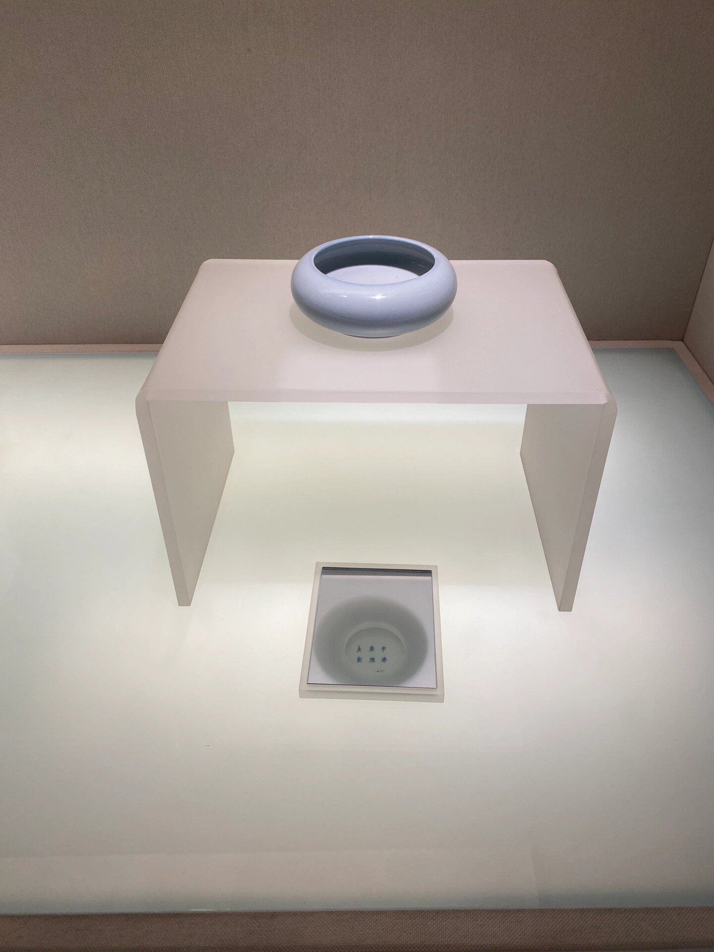 辽宁博物馆:天蓝釉瓷器            天蓝釉水盂 清·康熙 	 天蓝釉:是