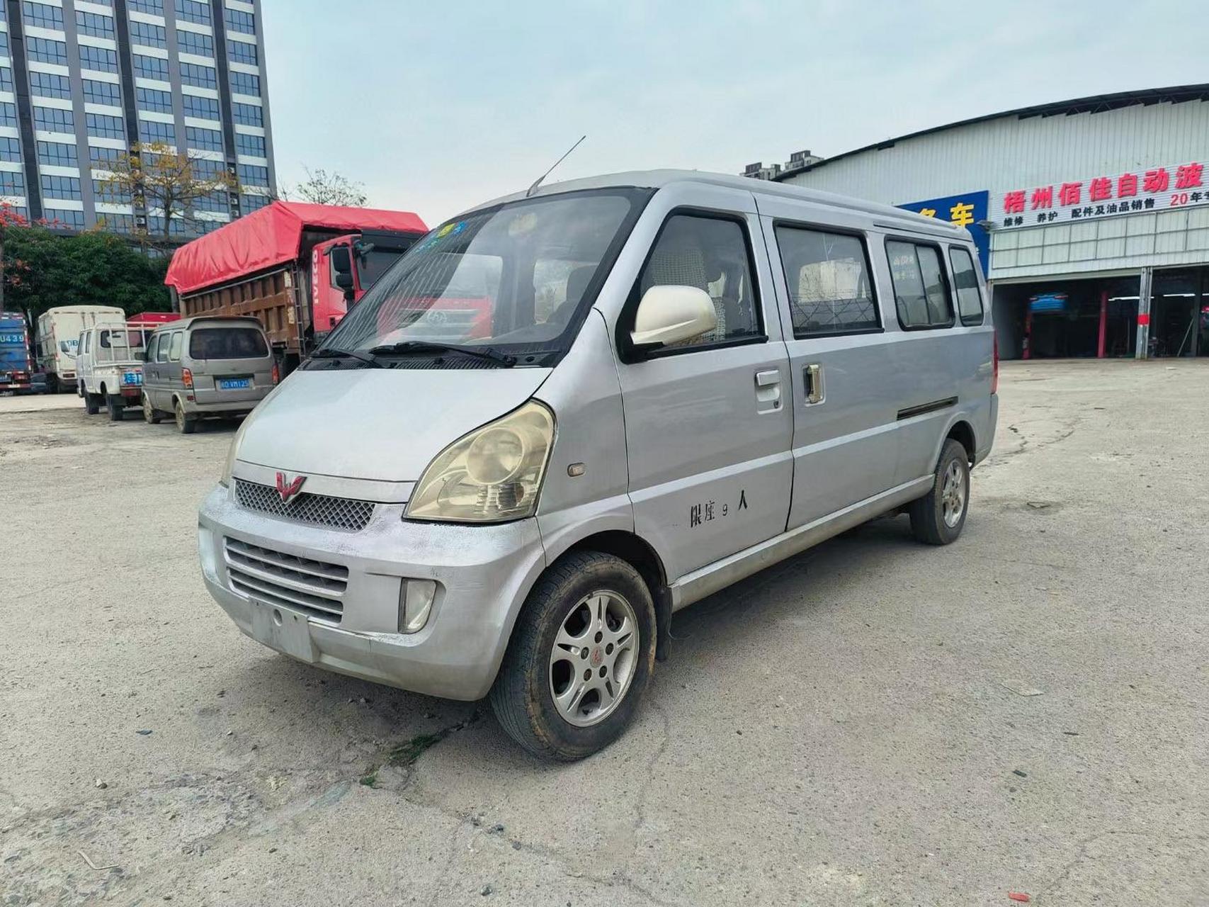 2013年五菱荣光9座加长版,1.