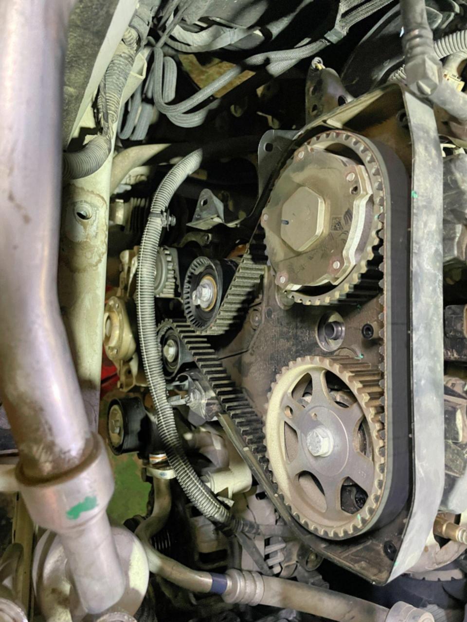标致308正时皮带空调压缩机更换