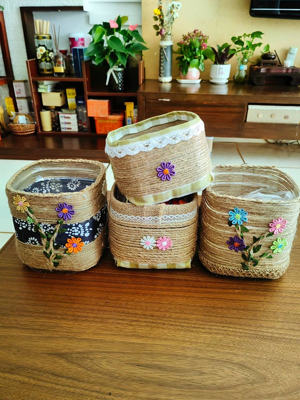 废物利用矿泉水瓶制作桌面收纳盒 因为家里正常喝矿泉水,所以每周都要