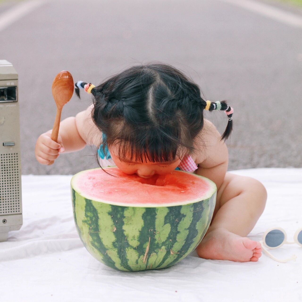 女孩太可爱啦～ 就连吃西瓜的姿势都好可爱哦 分享给大家一起做头像吧