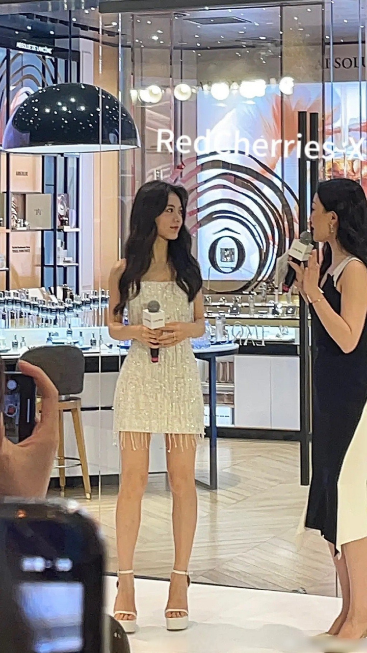 原相机下的赵今麦腿好长啊[舔屏]感觉状态也比之前好多人,之前脸还是