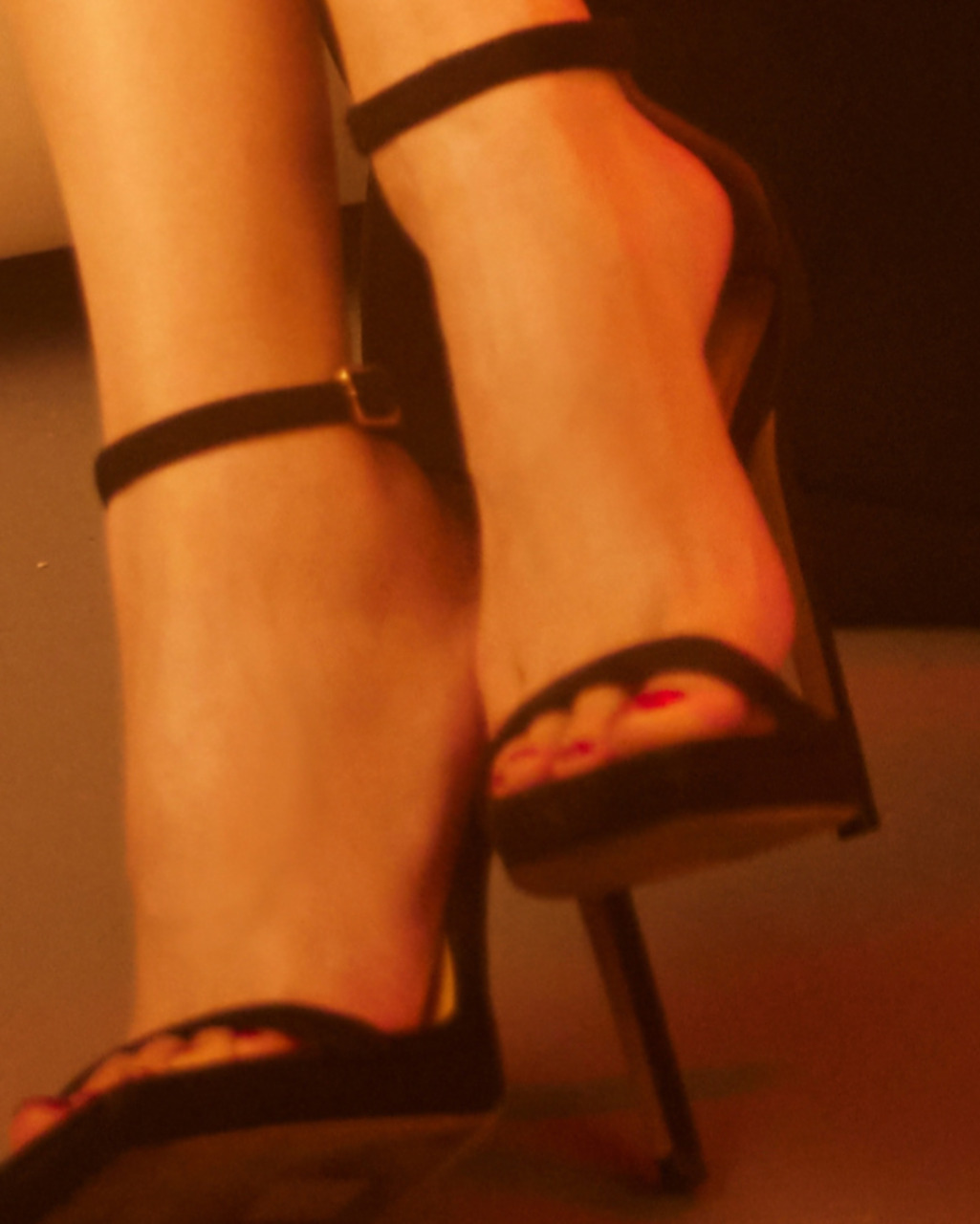 【鞠婧祎】90:黑色一字带包后跟高跟凉鞋