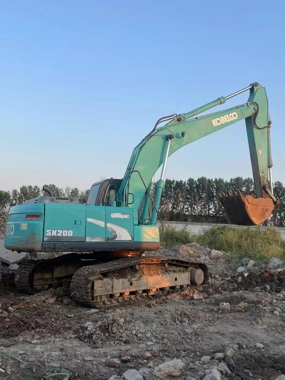 正宗14年神钢200超8,土方车况,底盘达到9成新,大件漂亮,怠速轻松完成