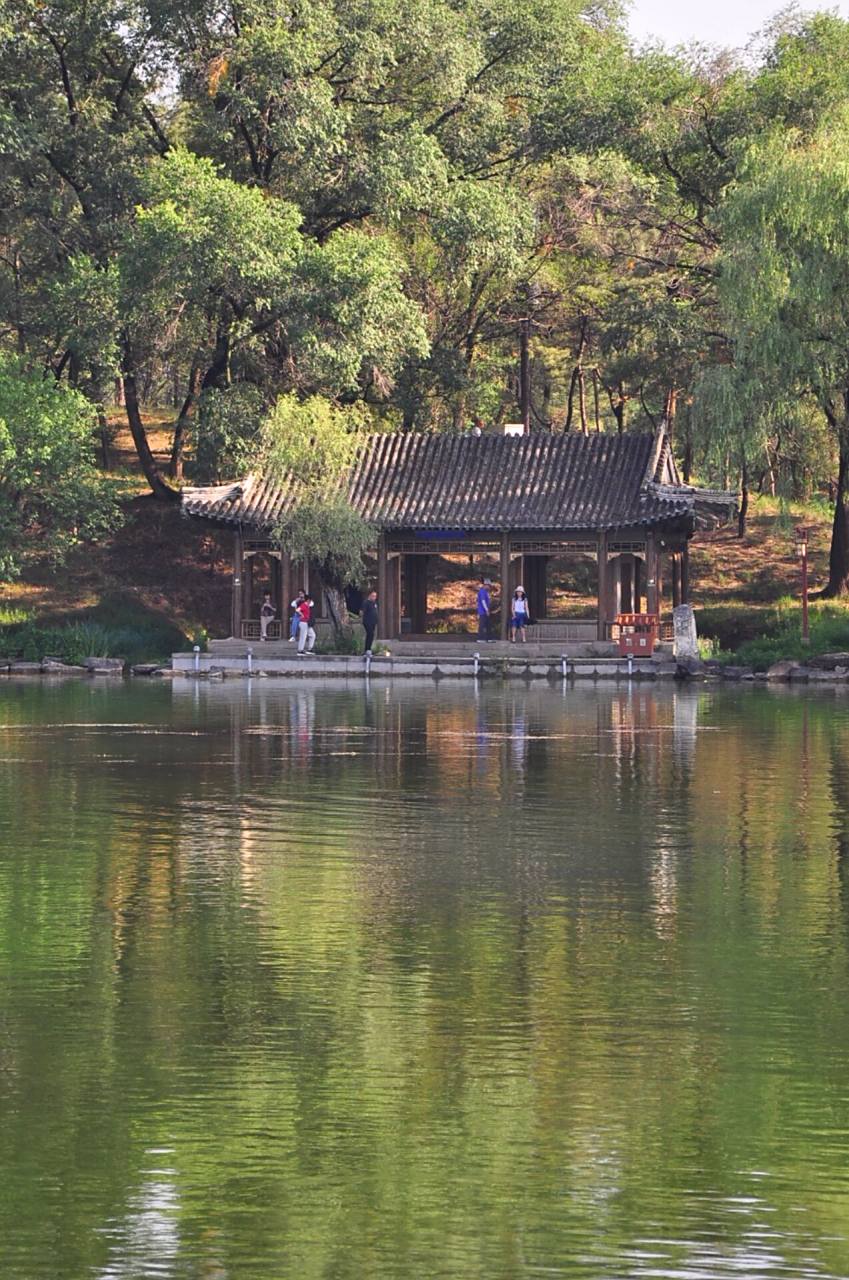 借景和造景:避暑山庄园内各种风格的亭子 古典园林建筑中"借景"和"