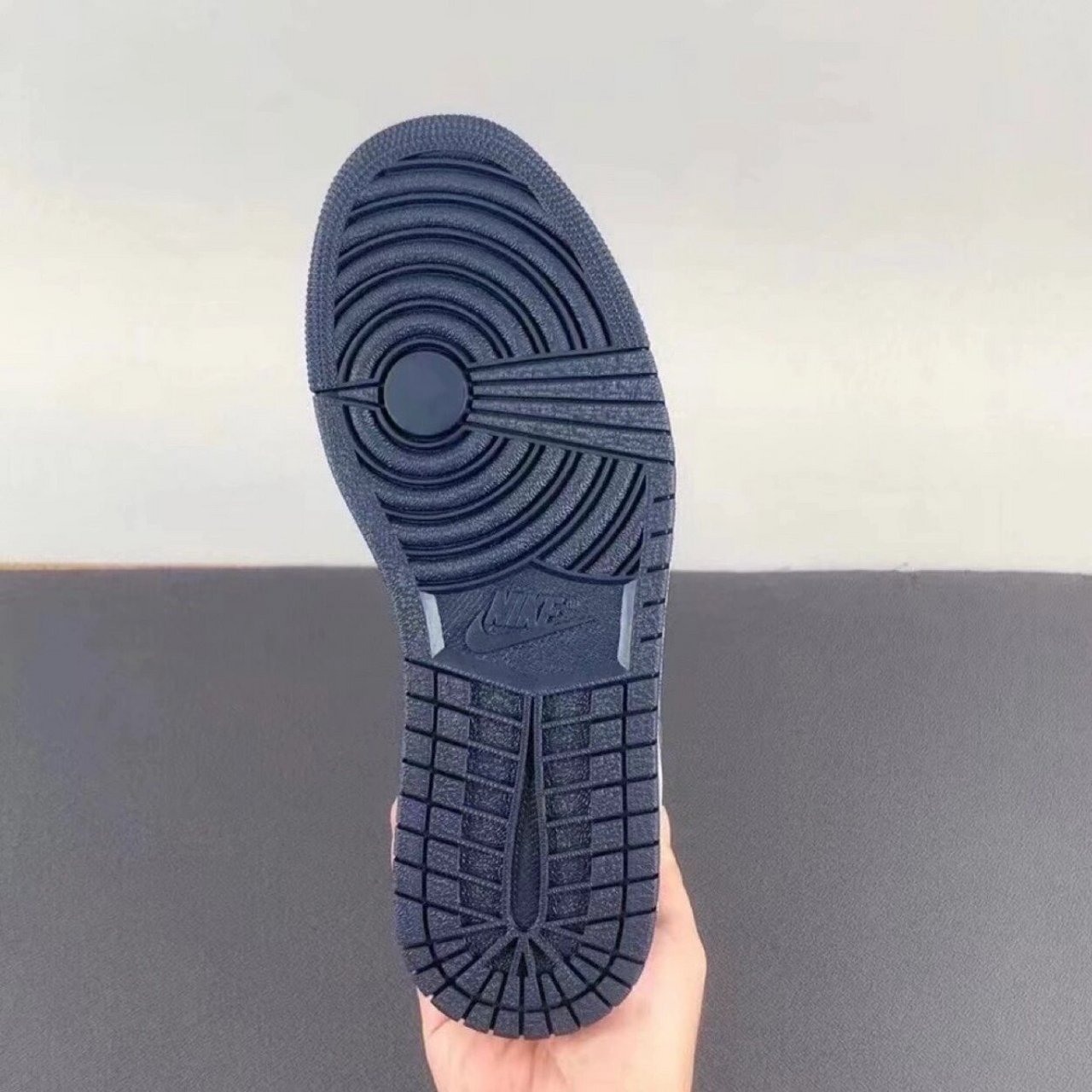 今天带来一双热度很高的aj1桑德紫 看到这双鞋的时候我是真的被圈粉了