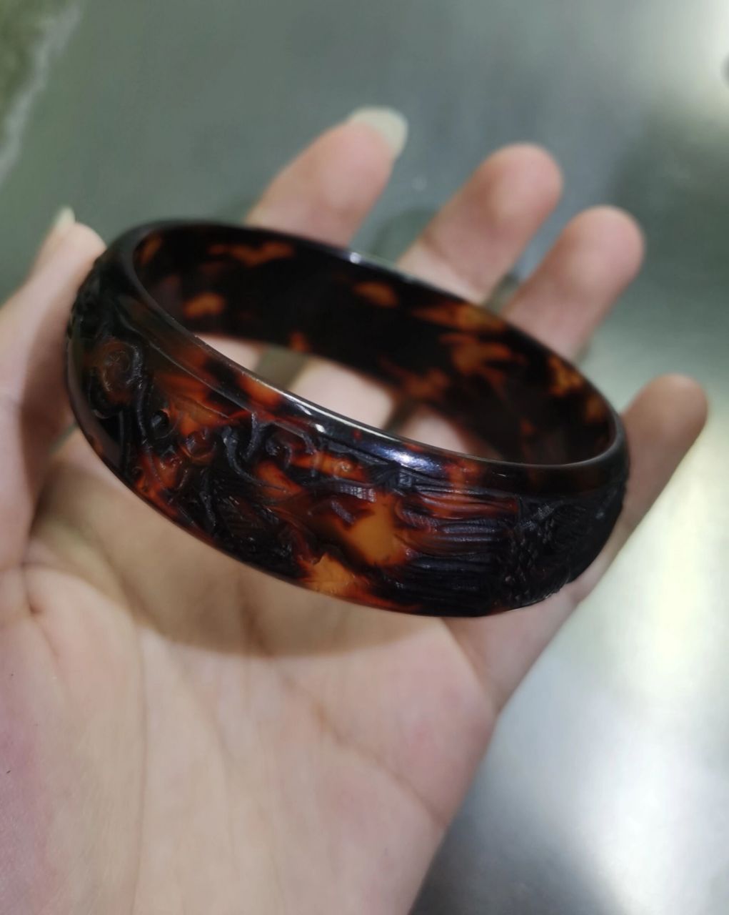 冒冒雕刻龙凤手镯 懂得都懂,大刀出 玳瑁手镯真假鉴别 强光照射法:将