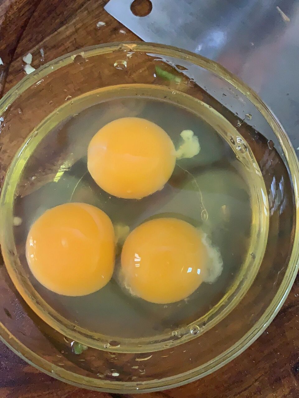 鸡蛋里白色絮状物 第一次见到这样有白色絮状物的鸡蛋,问了家人,说是