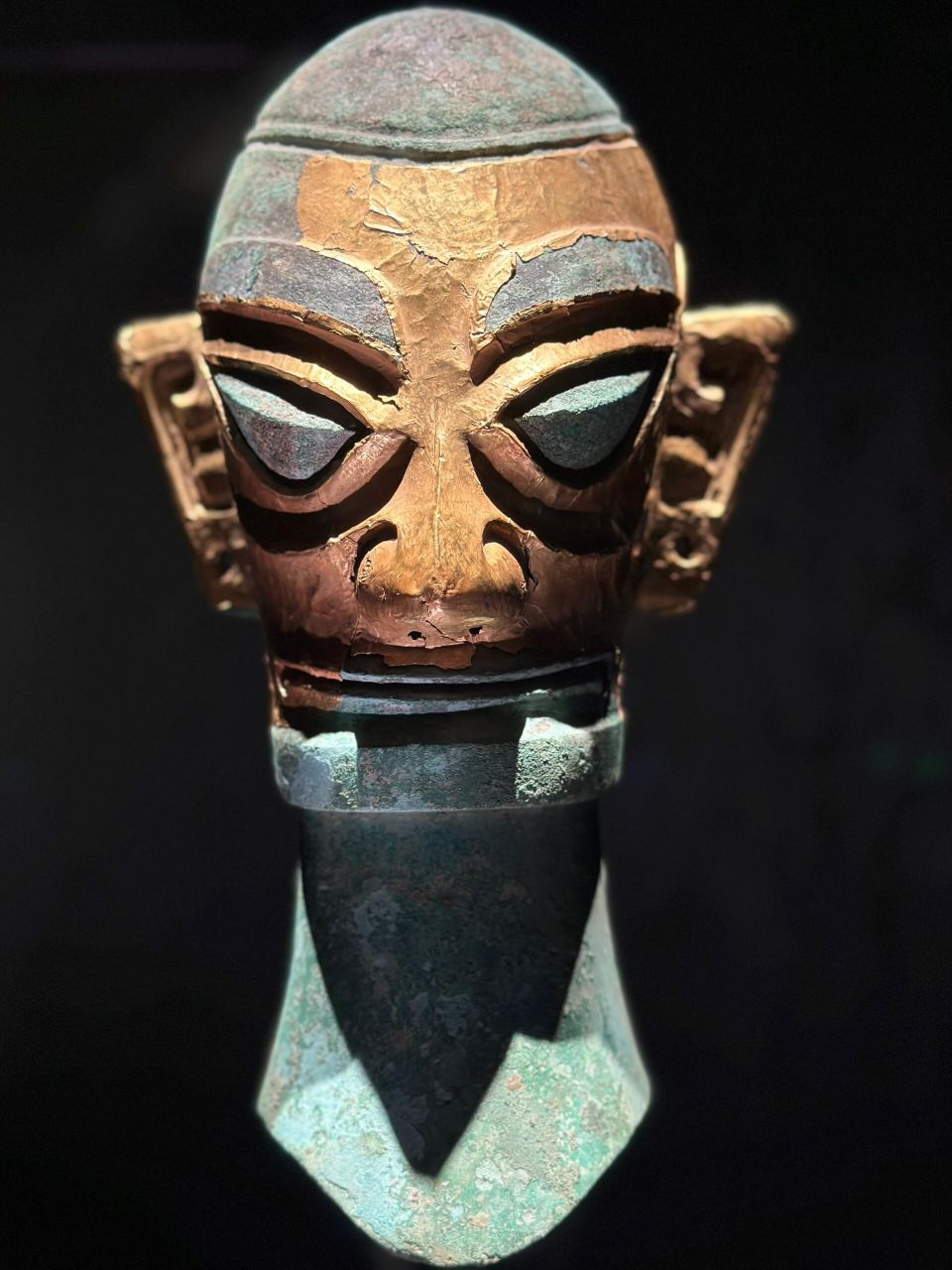 三星堆里的各式青铜人面像 七点以后的博物馆,褪去了白天的喧嚣和嘈杂