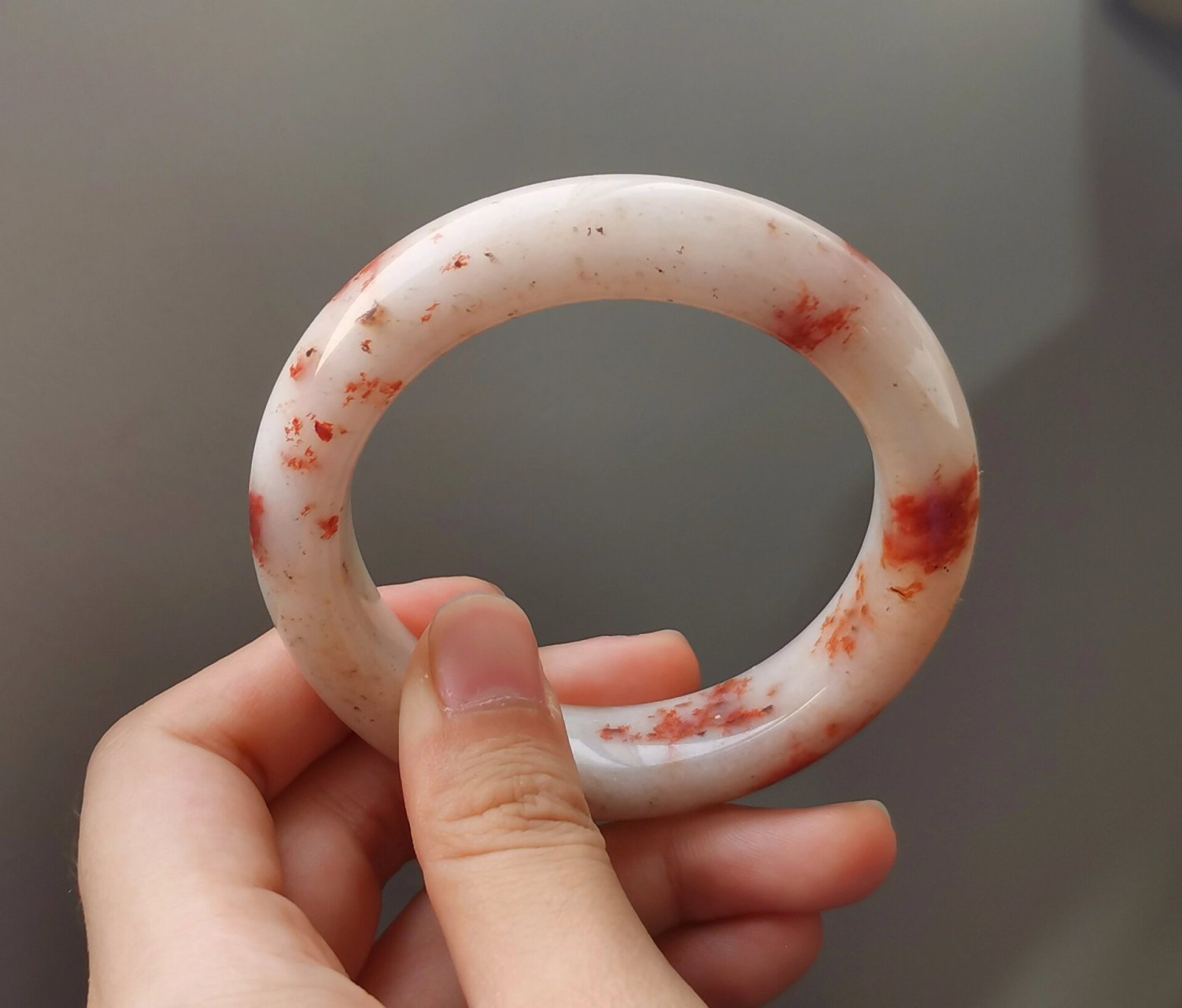 奶白底的佘太翠踏雪 真的像雪里埋了许多红梅的花瓣 本意是想买个像