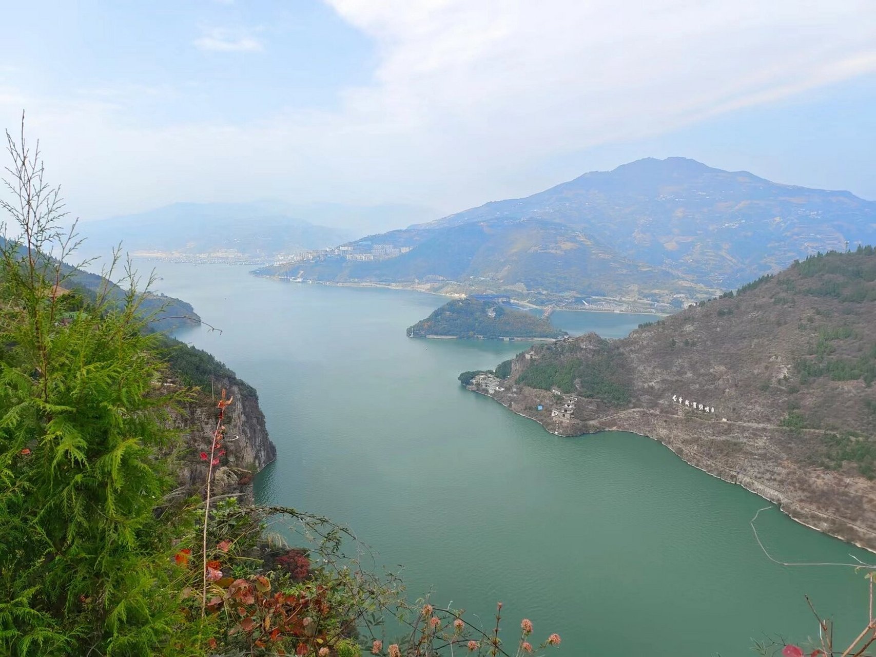 扼三峡门户,是历代兵家必争之地 长江三峡蓄水后,白帝城与北岸分离