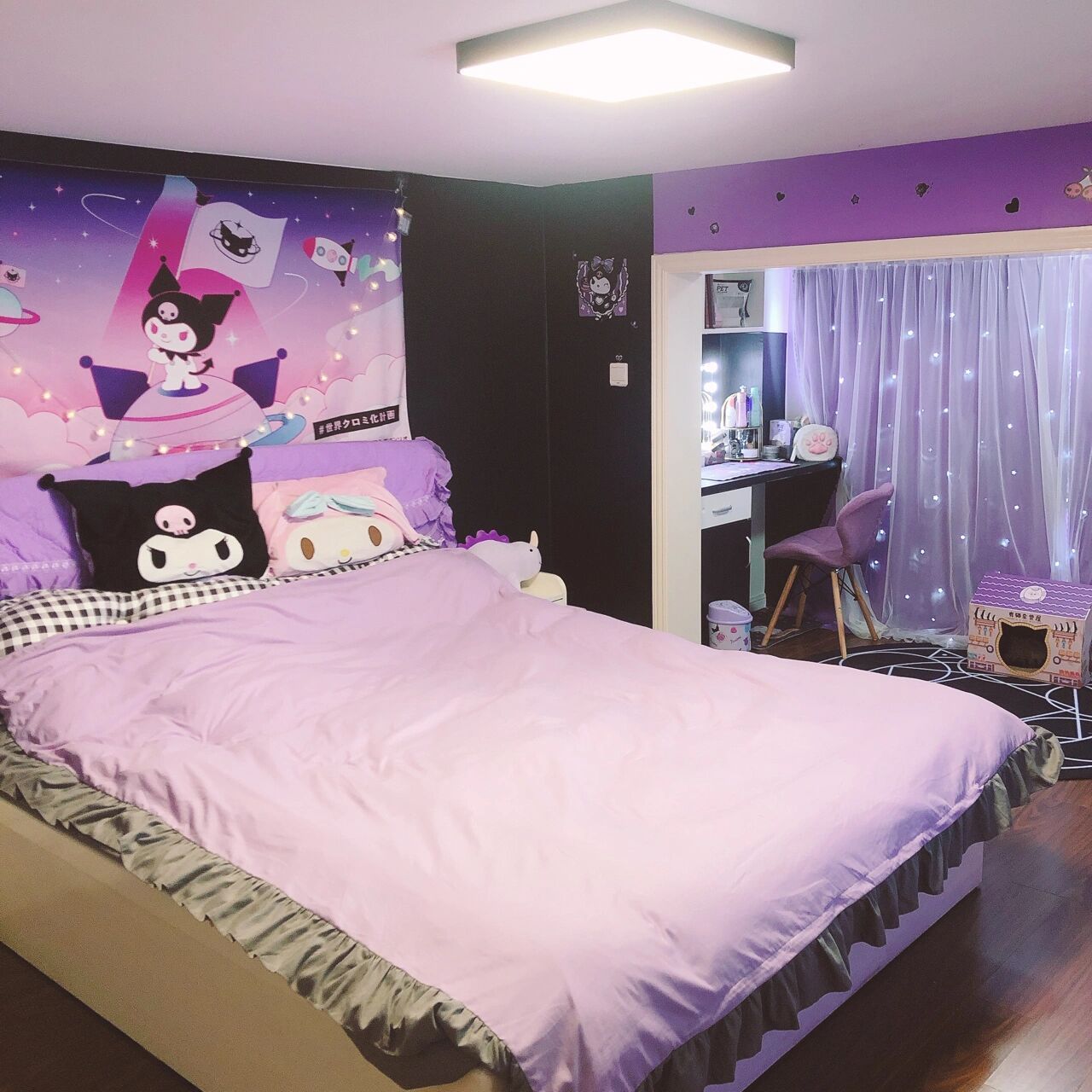 黑紫配色加上库洛米小可爱点缀的卧室.