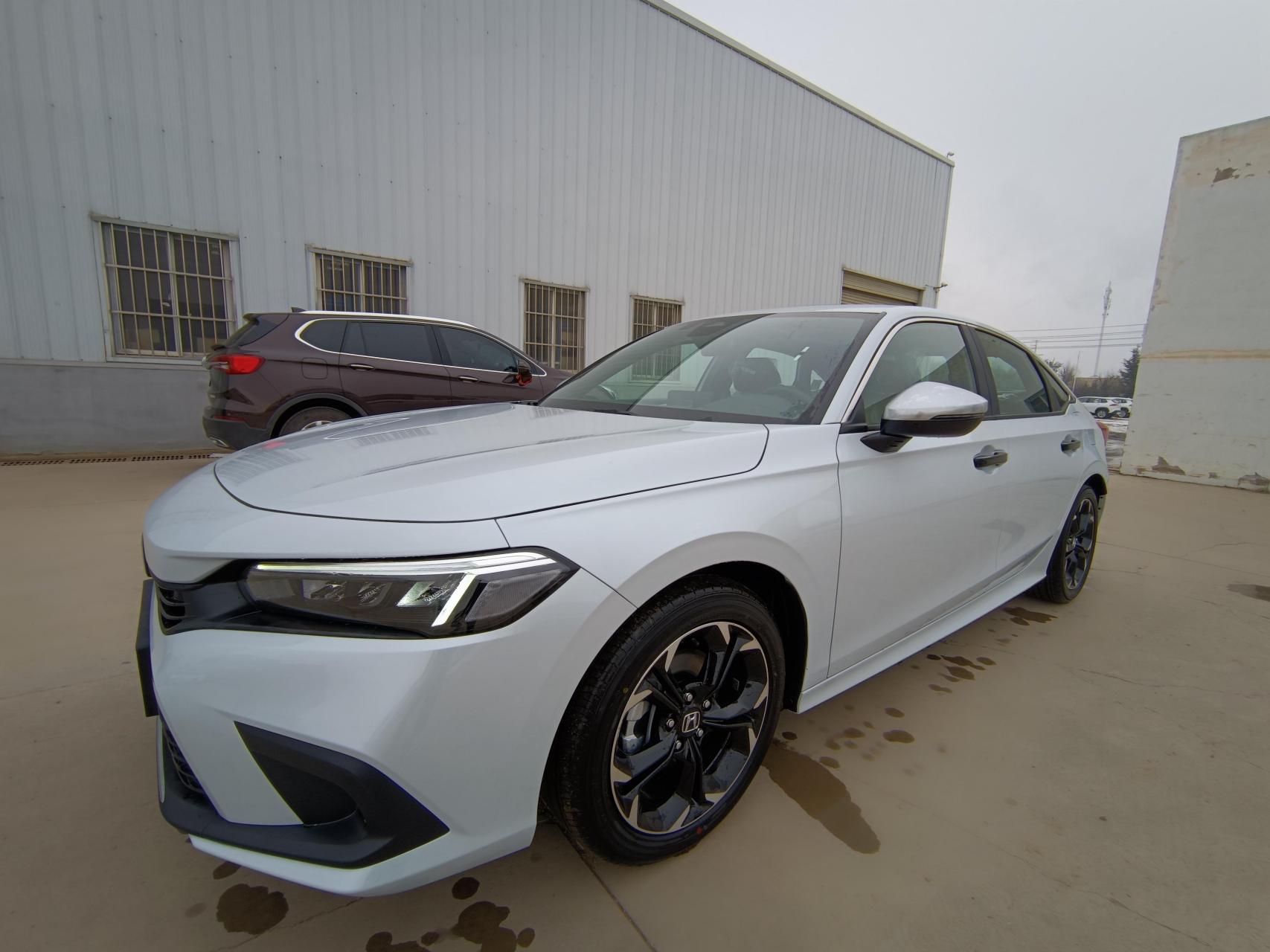 11代思域混动版轿跑皓月白.