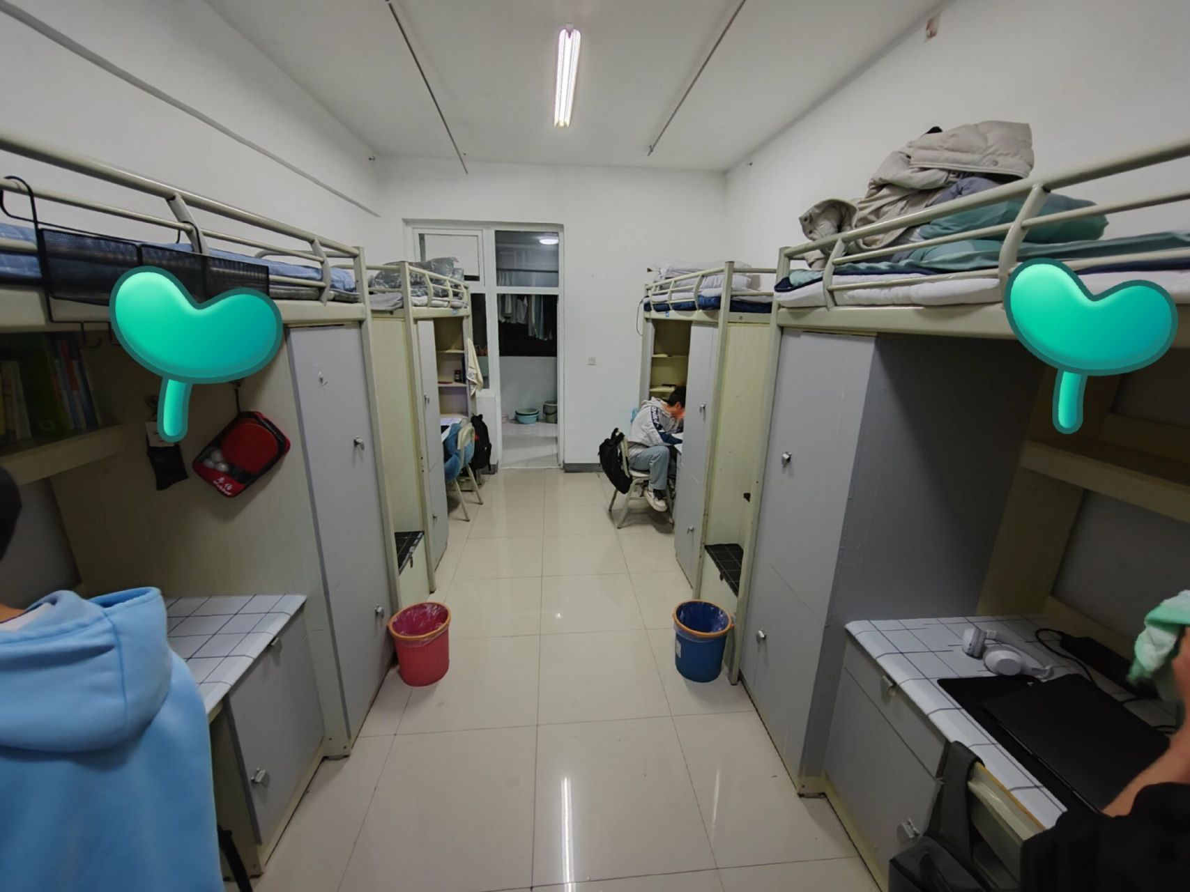 贵州中医药大学花溪校区宿舍都是四人间,上床下桌,独立卫浴.