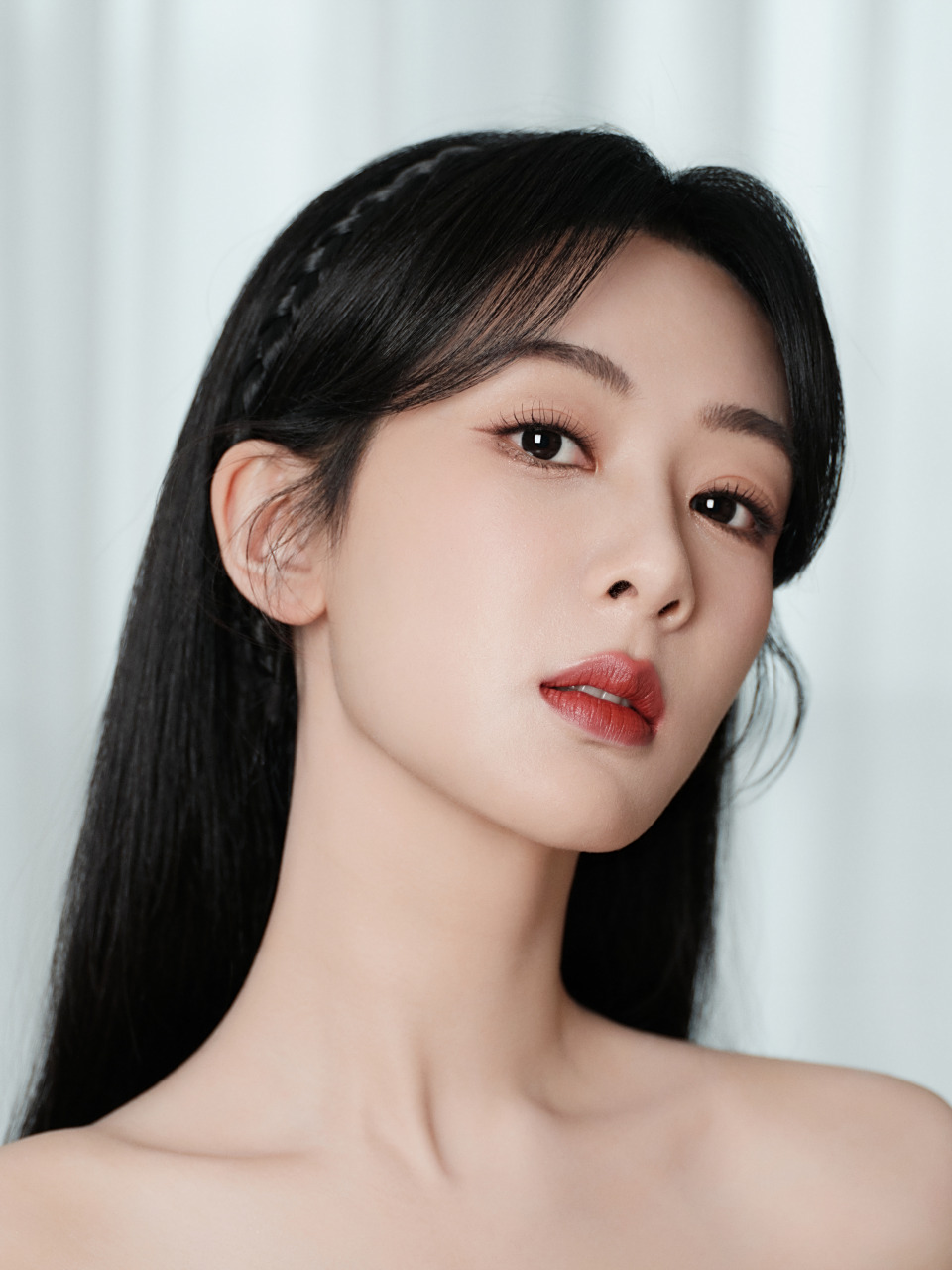 杨紫超话#微博之夜# boss杨紫 迟来的今夜妆容解析:着唇一抹红棕,美