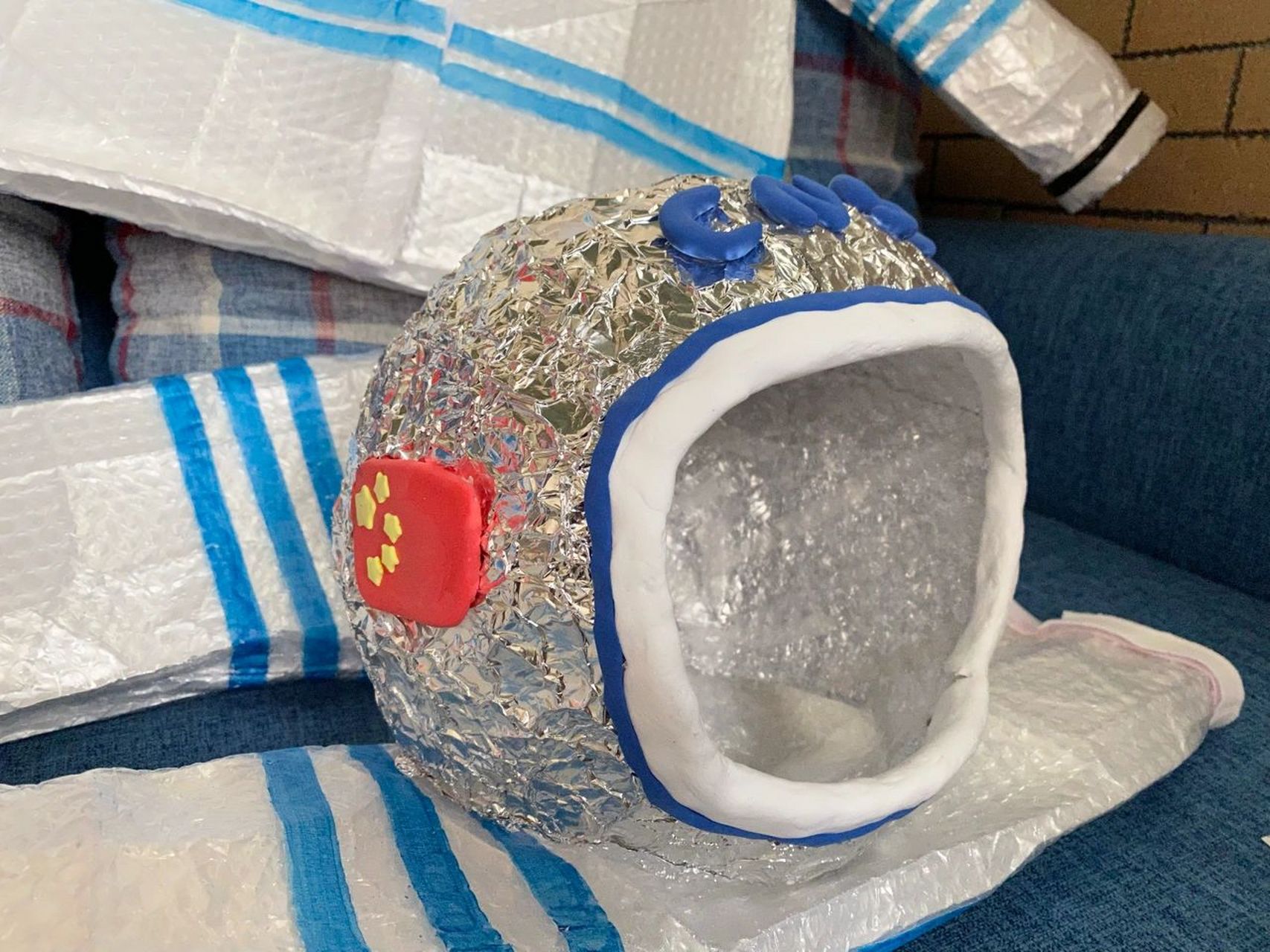 服饰制作材料及教程 分享一下制作过程 一,宇航员头盔制作材料及教程
