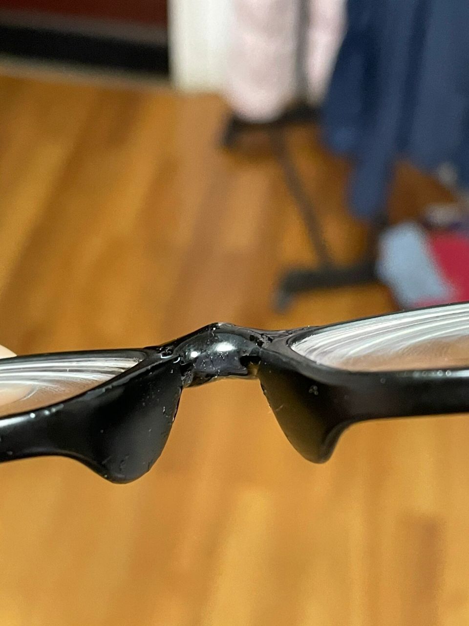 甲油胶修补眼镜框 眼镜框断了,小区封闭不能去配新的.