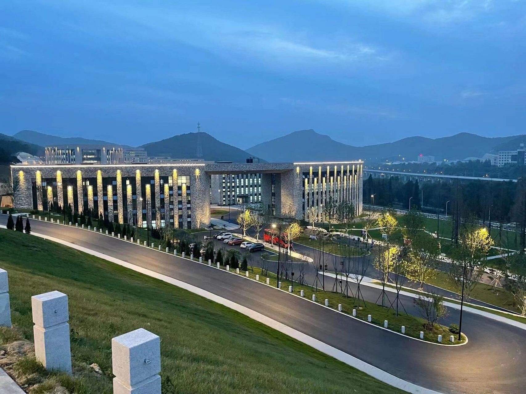 大连东软信息学院博川校区 大连东软新校区博川校区  23届新生门 这是