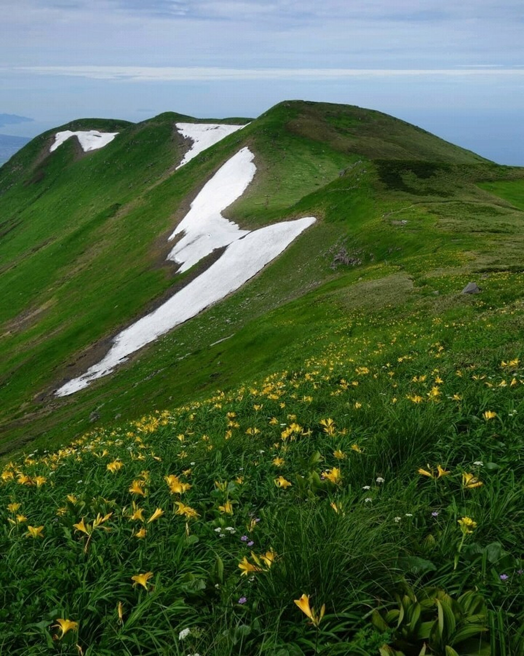 鸟海山是一座跨越秋田县和山形县两县县境的活火山,其山顶位于山形县