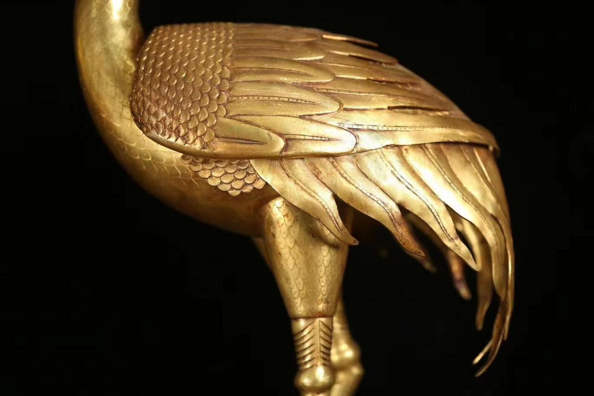 清代铜鎏金仙鹤烛台,以其超凡脱俗的姿态与精湛绝伦的工艺,成为了传世