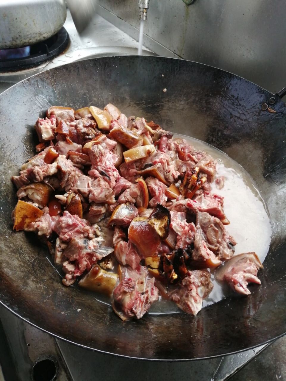 如何做一锅脆皮狗肉水锅?易厨兴小吃培训黄建春大师教你.