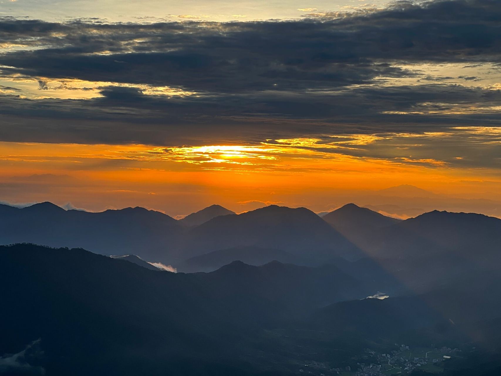 罗定风车山出游云海攻略 一般是雨后初晴的山区,相对容易见到云海.