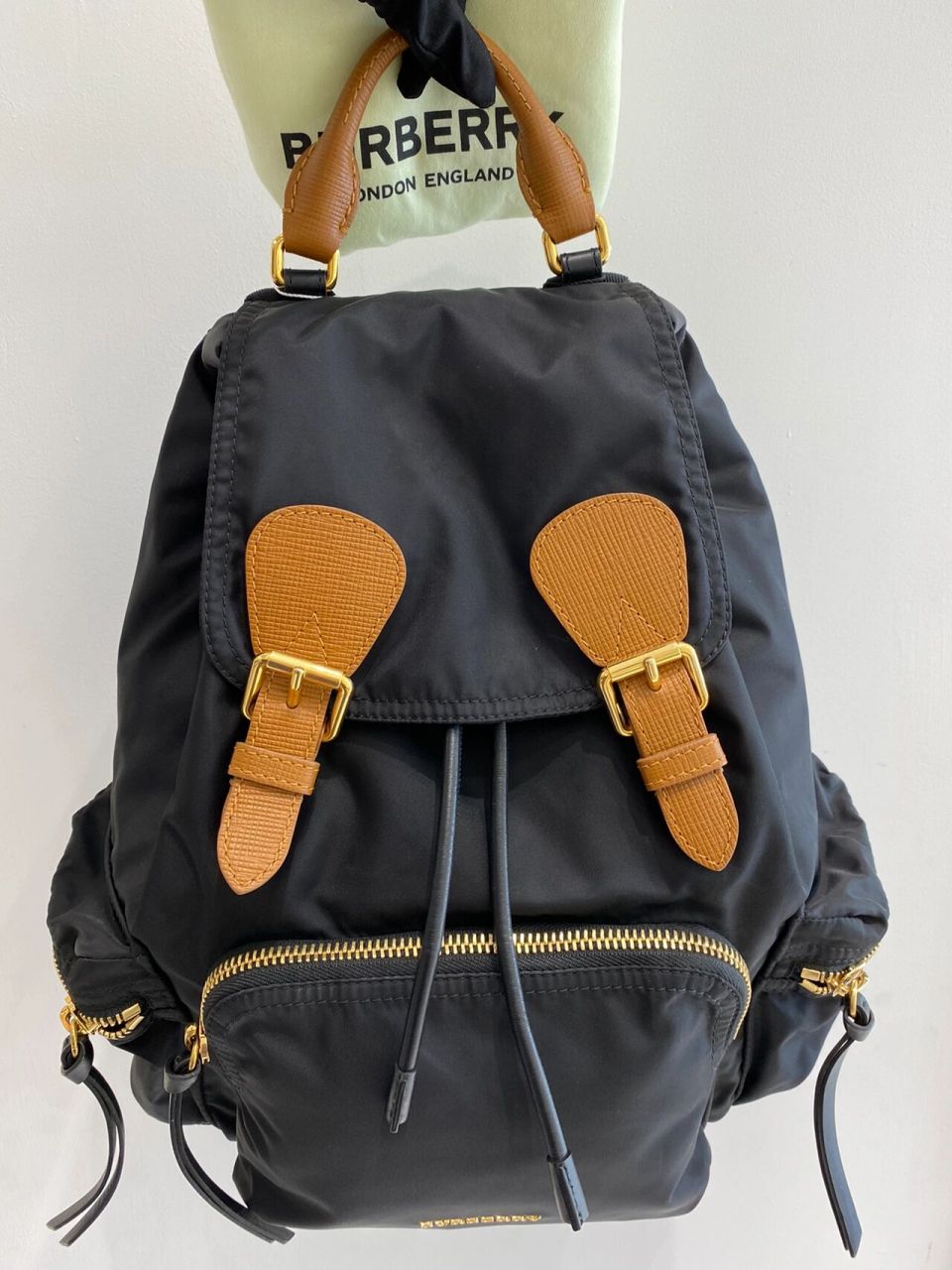 burberry巴宝莉双肩包 burberry巴宝莉   黑金降落伞布 双肩包   中号