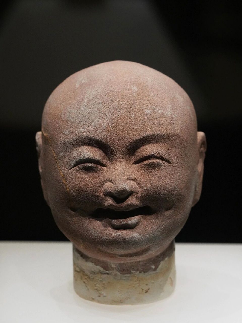 唐 | 红砂石笑面罗汉头像 常乐寺遗址出土 邯郸市博物馆藏 	 #雕塑