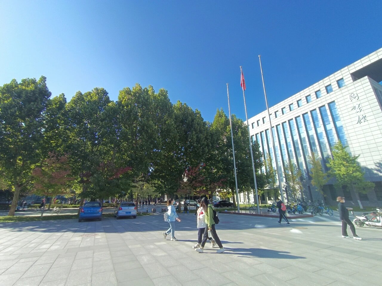 这是哪里的图书馆呀99 那肯定是河北师范大学的啦 图书馆建设超级好