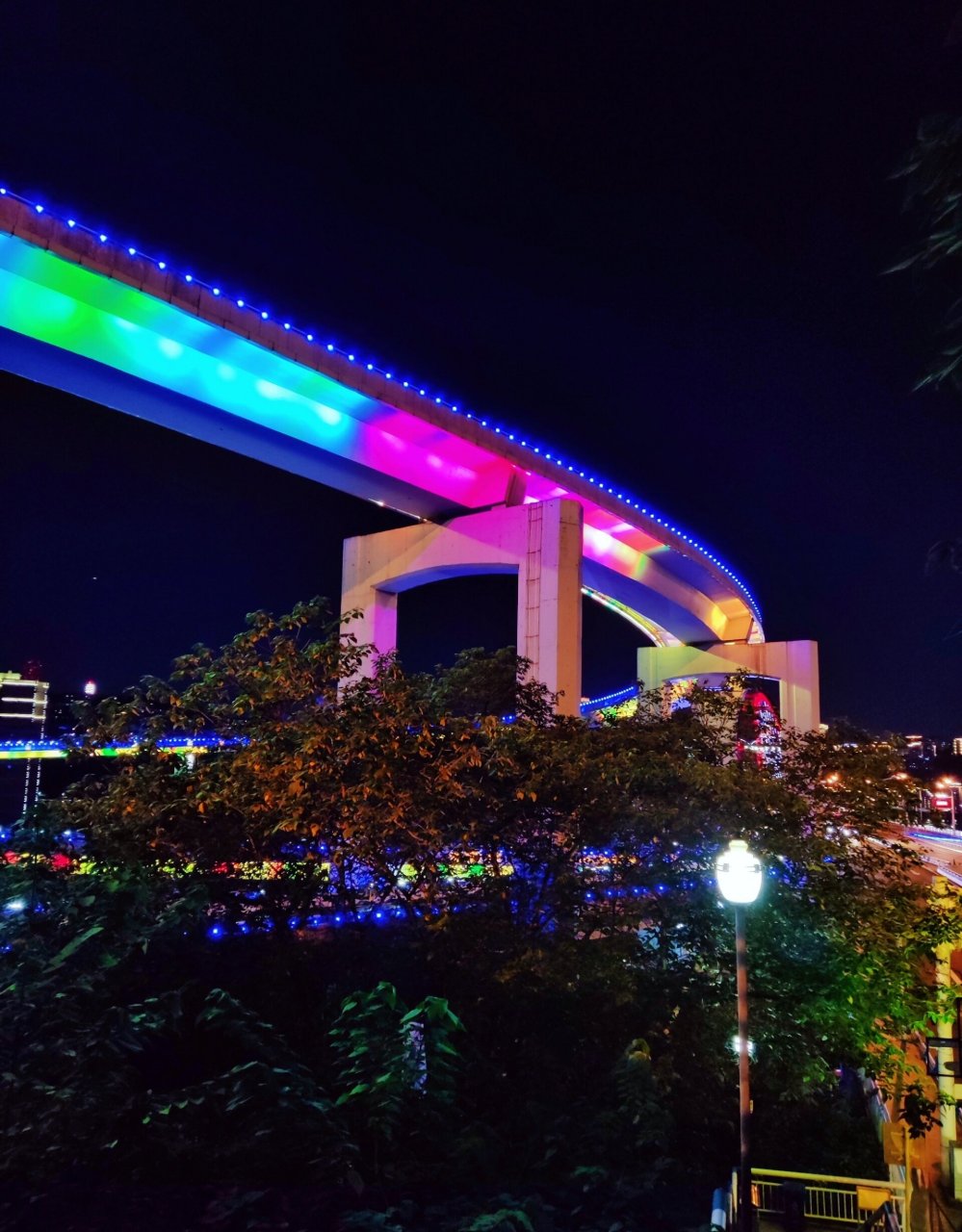 重庆南岸区|夜景拍摄打卡地推荐 观景台:铜元之光城市阳台 路线:乘坐