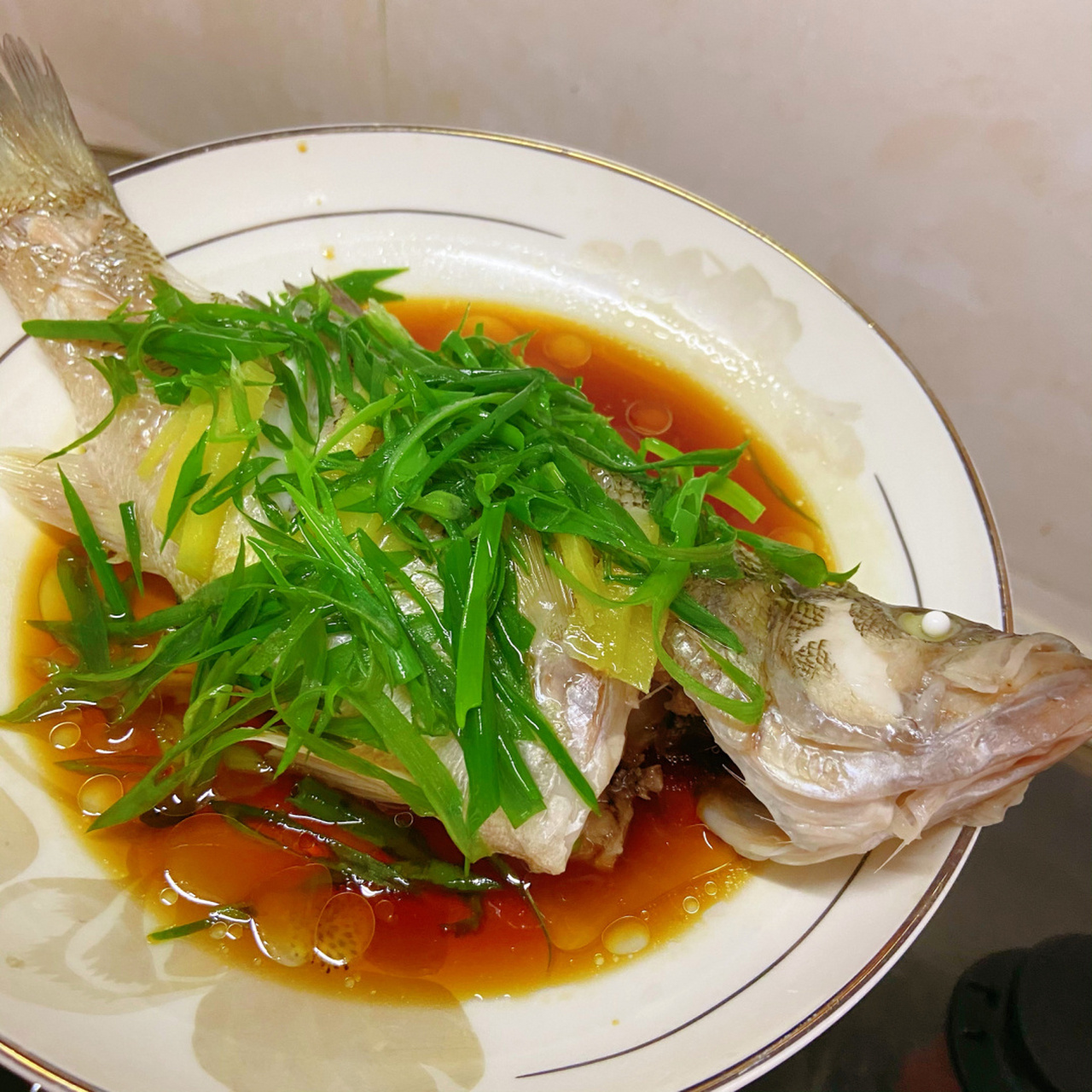 清蒸鲈鱼,蒸鱼豉油捞饭99 做法:鲈鱼剖好洗净,鱼身抹少许盐,再划几