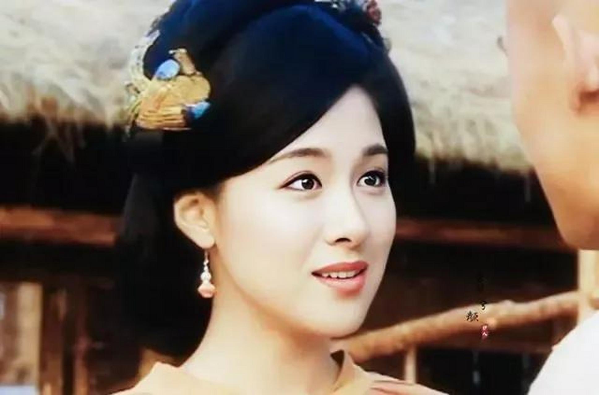 李兰迪长得真的好像沈傲君,最开始看她演戏的时候我总觉得眼熟,后来想