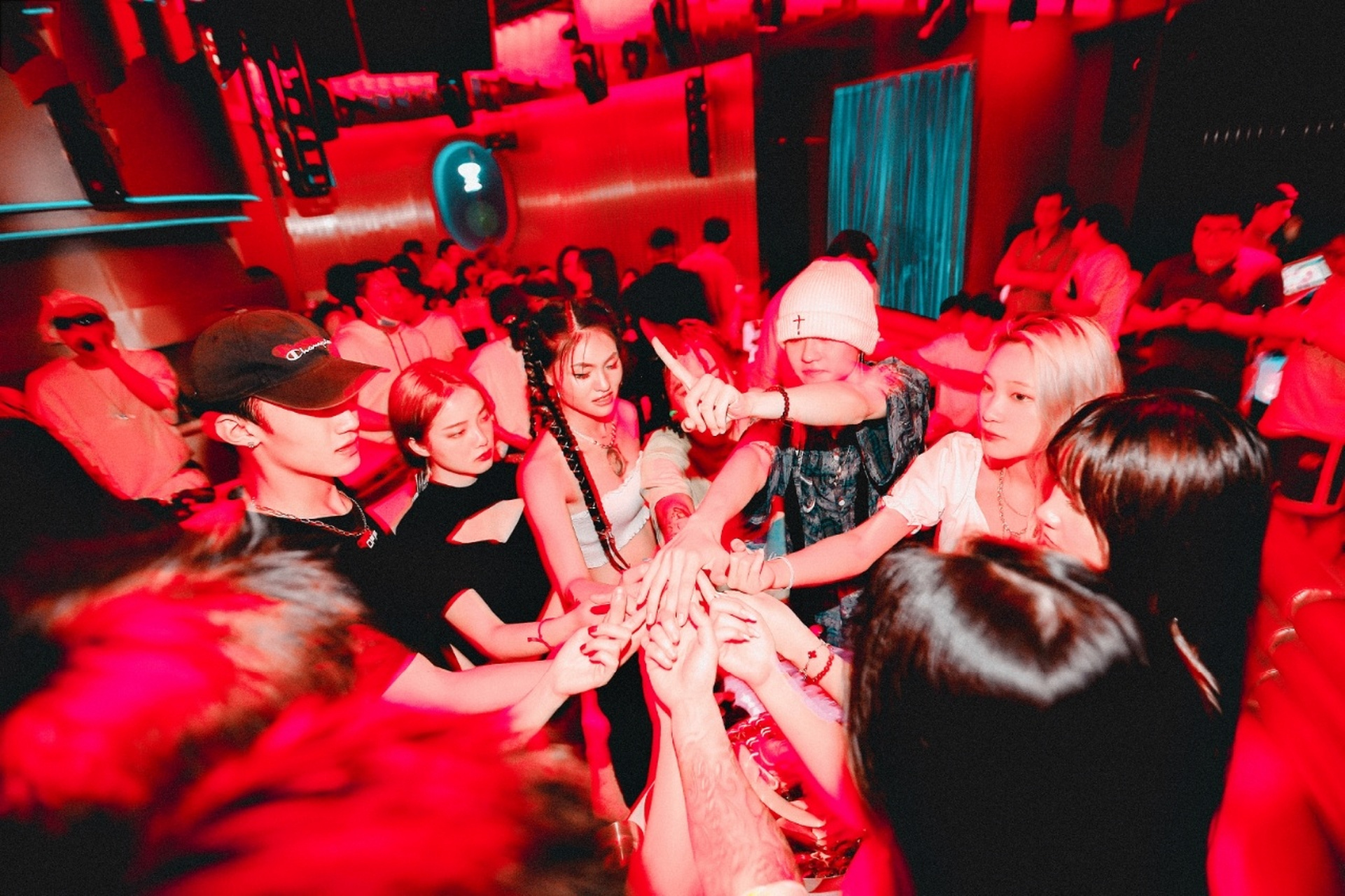 95杭州新天地号称酒吧一条街,最近新开了一家韩国夜店,每当夜幕降临