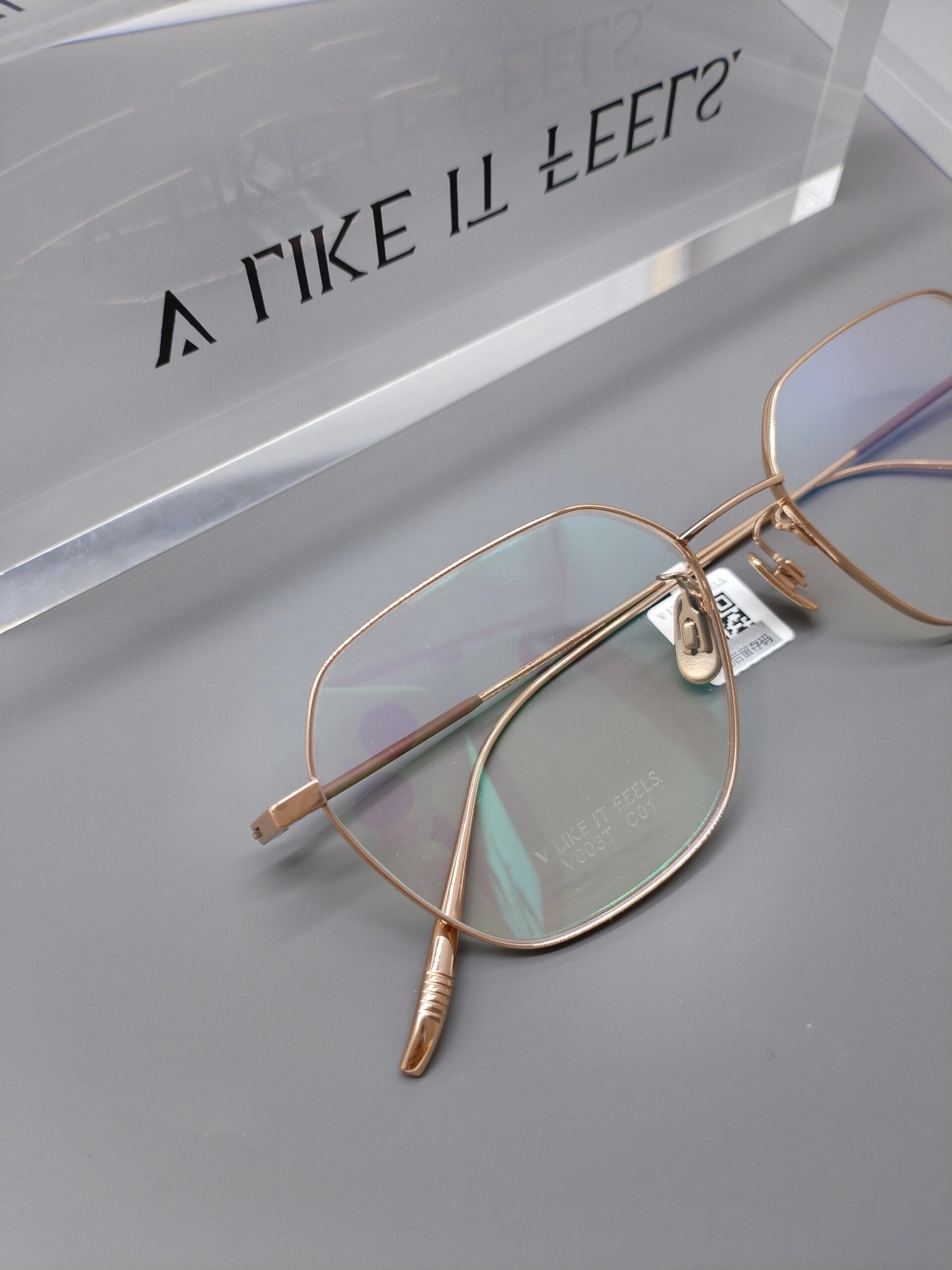 史上最轻镜架97微帕超轻羽毛钛