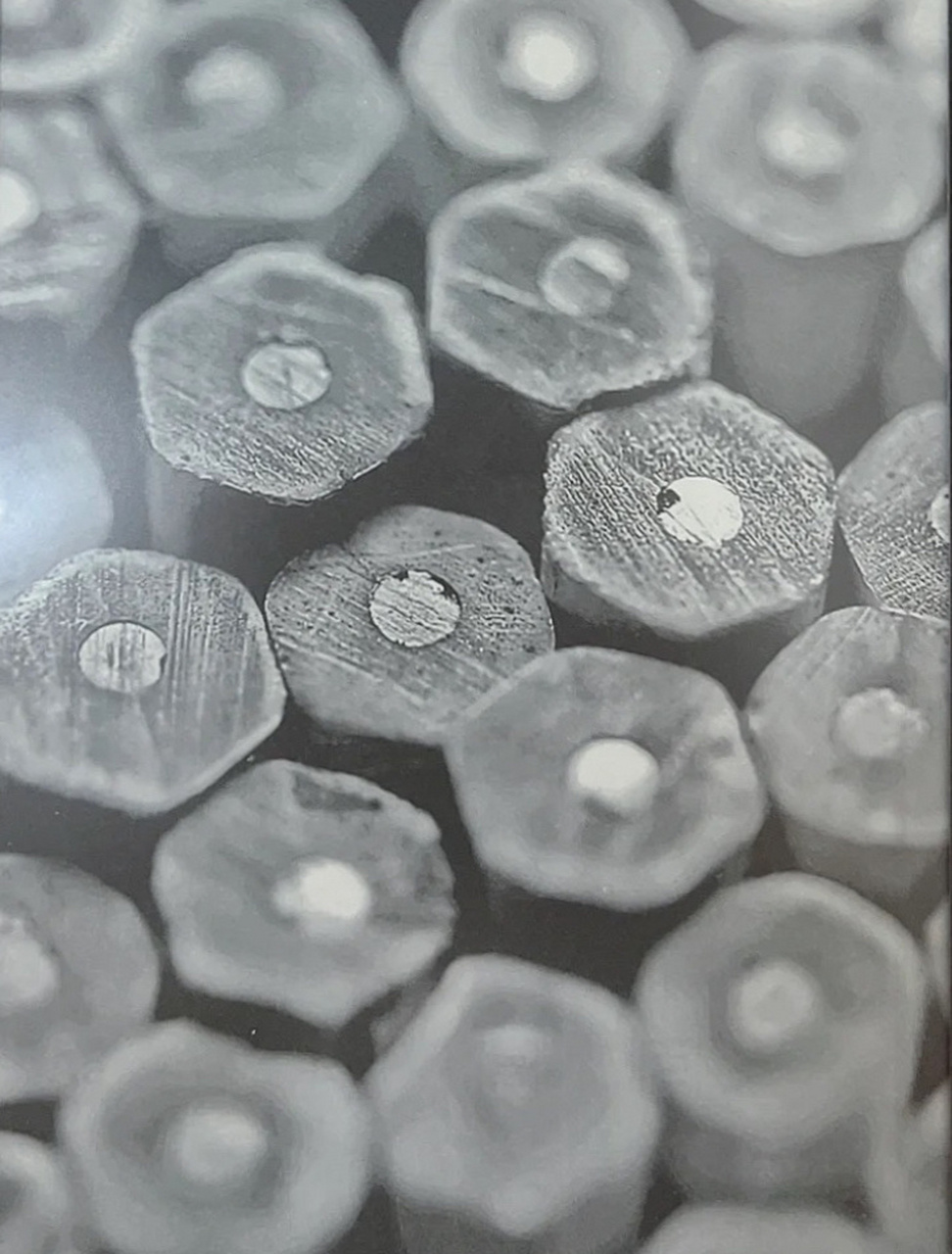 kindle卡在屏保界面 如图一,kindle卡在了铅笔界面好几个月了,怎么弄