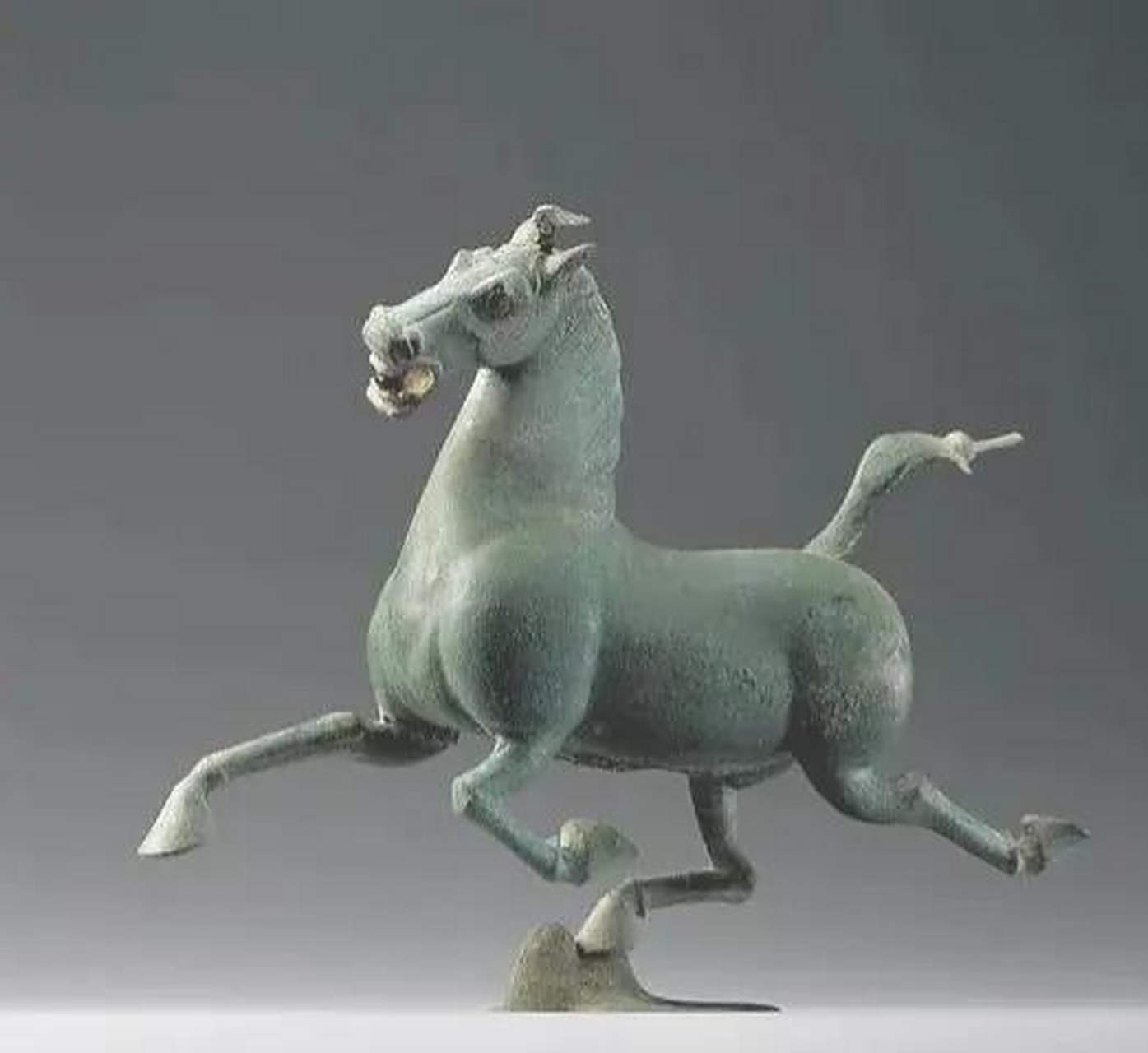 铜奔马又名"马踏飞燕","马超龙雀",身高34.