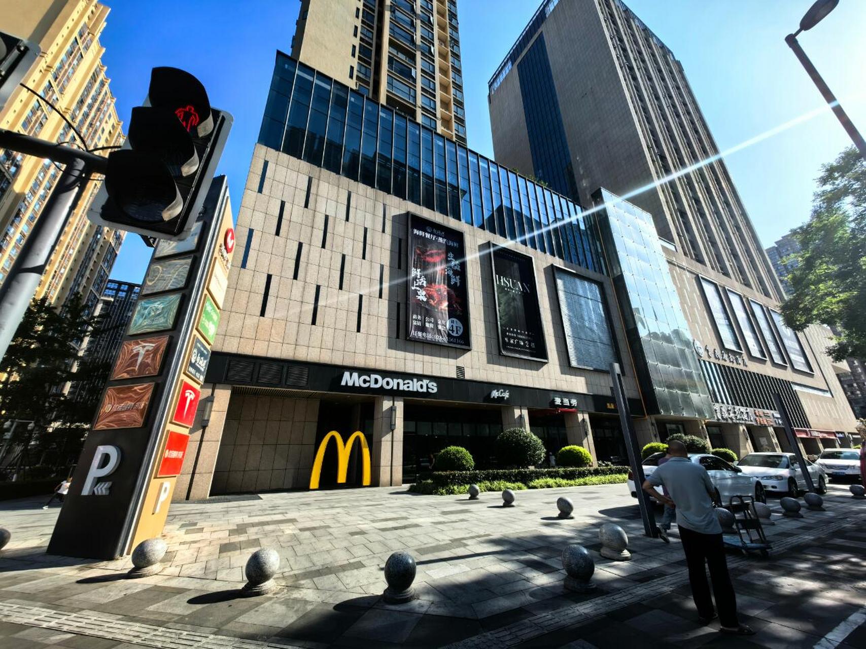 商铺地址:高新区吉庆一路(乐家保利广场) 2.