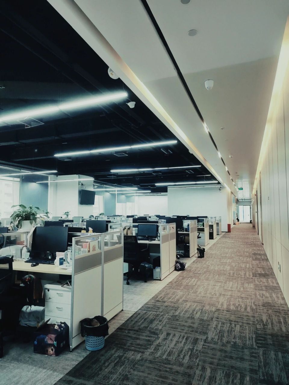 随拍几张办公室,是不是很压抑的环境?