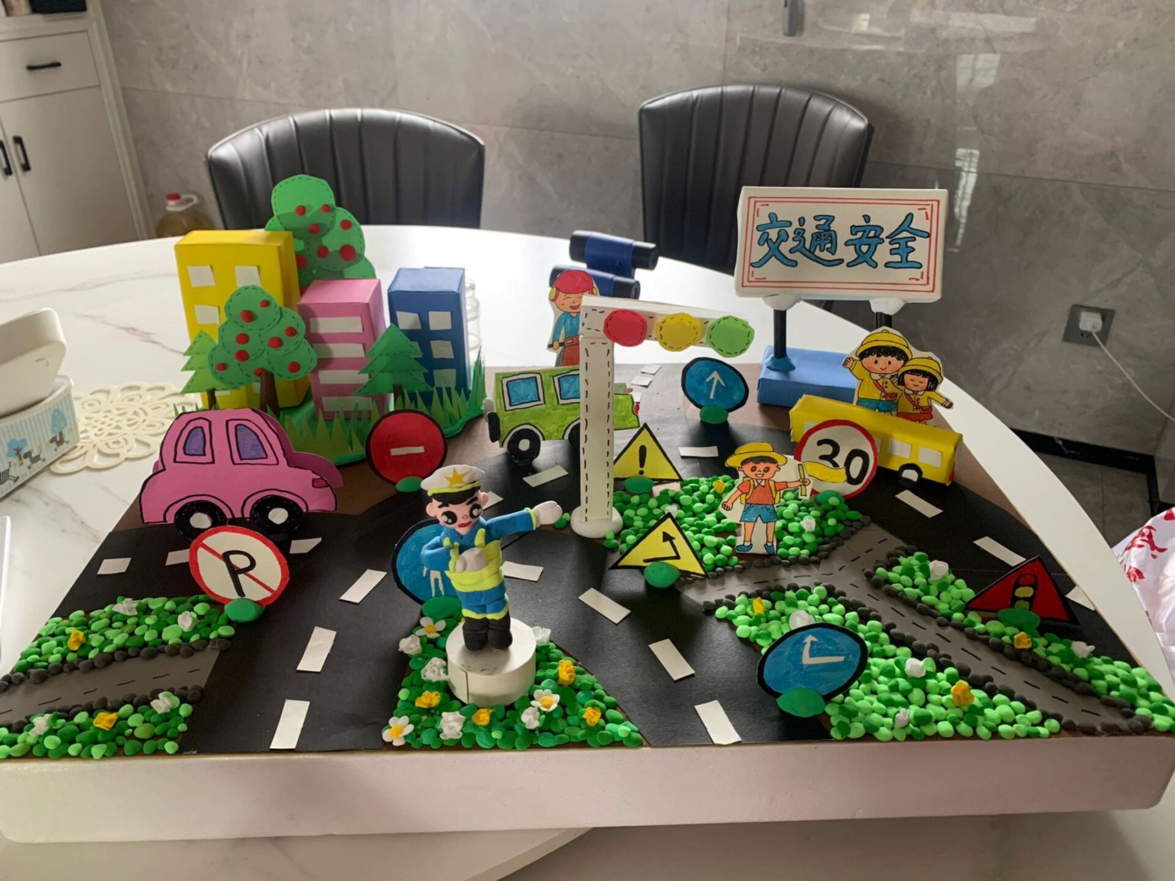 幼儿园作业交通安全手工作品  # 做了1天,用卡纸和轻粘土完成73
