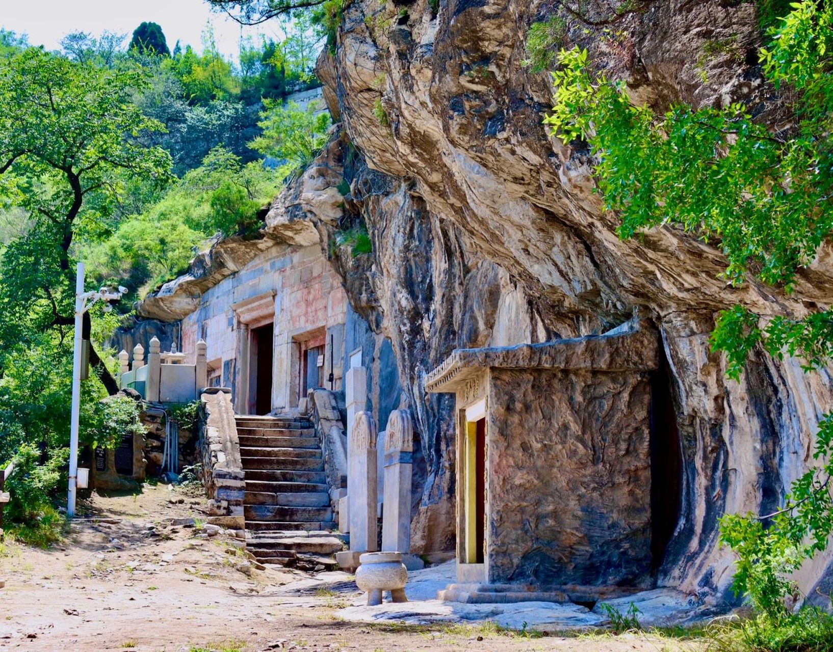 石经山在云居寺东二里处,又称芯题山,唐时名涿鹿山,俗称小西天.