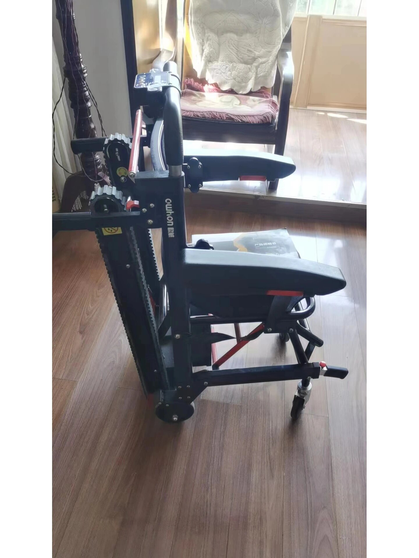 老年人用爬楼轮椅,履带式自动爬楼轮椅