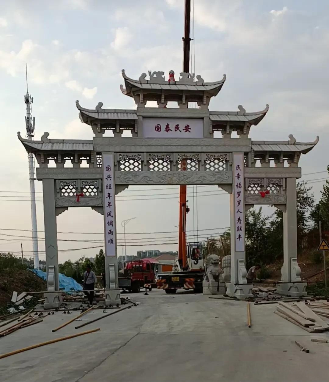 村口石牌坊三门石牌坊花岗岩石牌坊石雕牌坊石头牌坊山东嘉祥石牌坊