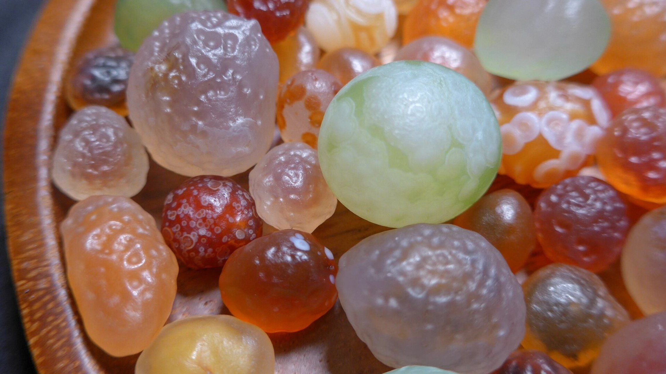 精品阿拉善地表糖心玛瑙 也不全是阿拉善,混有几颗绿糖心玛瑙与花眼