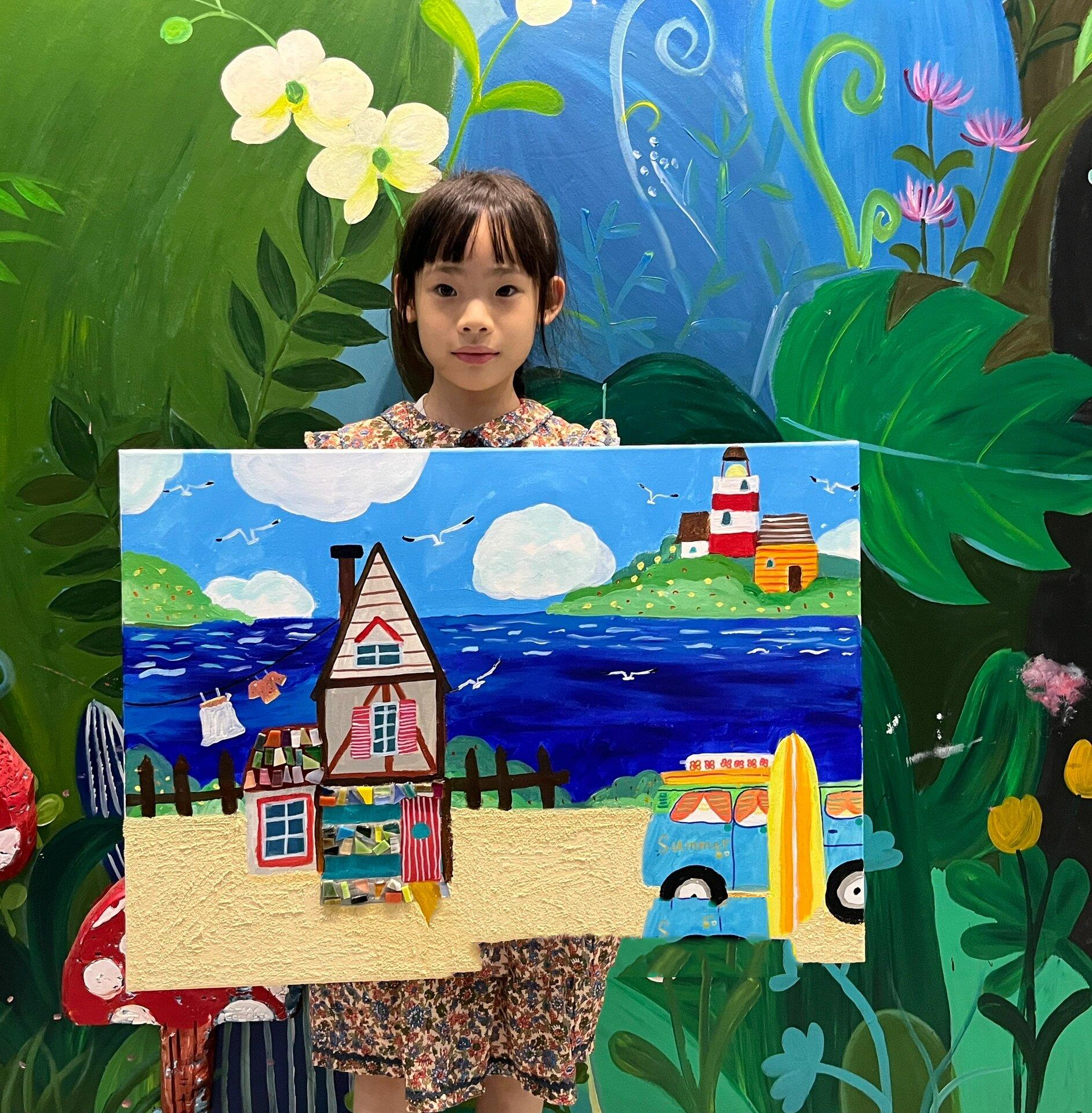 作品是一年级的孩子画的,用时两节课,用了丙烯颜料,石英砂,马赛克等